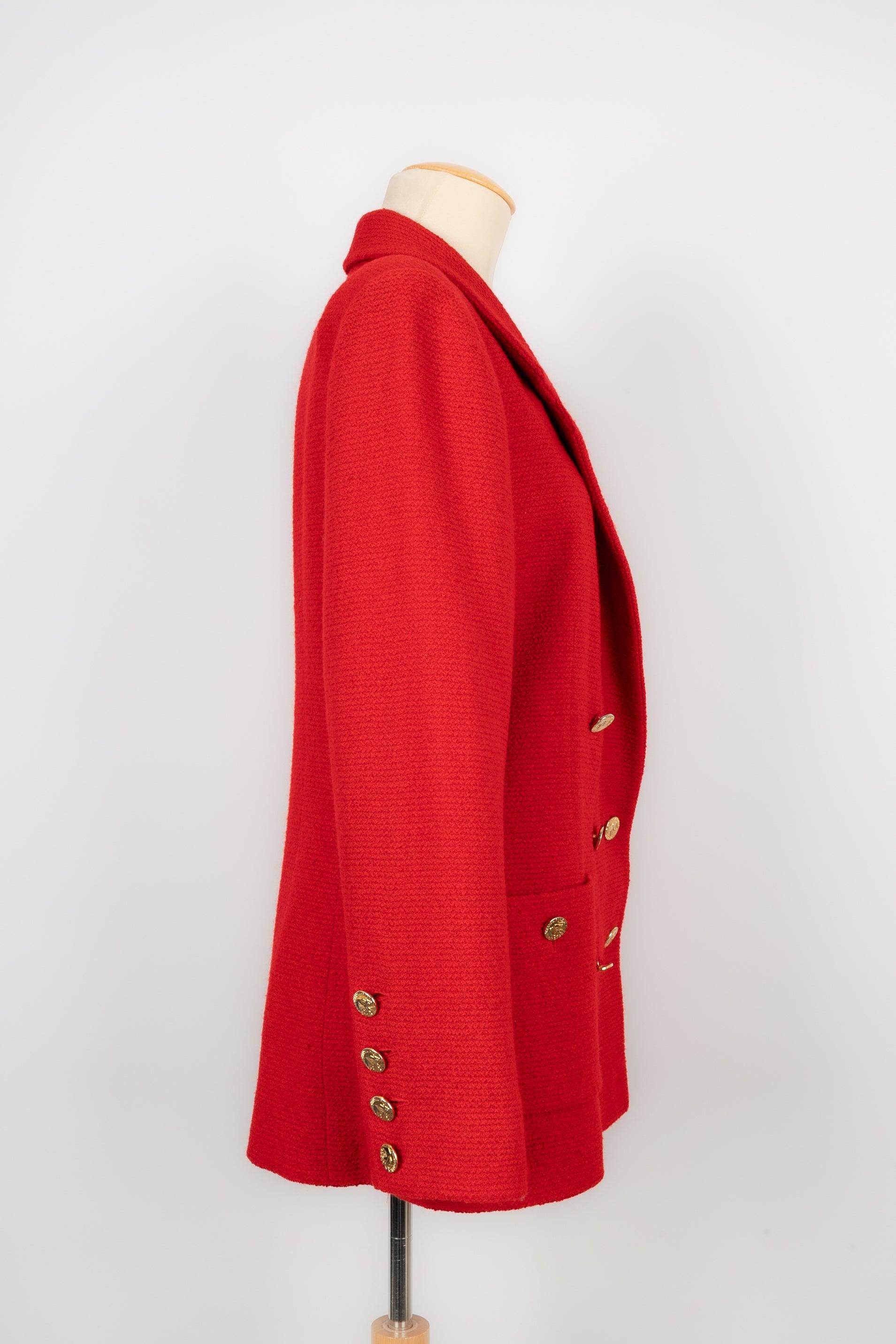 Chanel - (Made in France) Rote Tweedjacke mit Seidenfutter. Keine Größe noch Zusammensetzung Label, es passt ein 42FR. Goldene Metallknöpfe, die Elefanten darstellen.

Zusätzliche Informationen:
Zustand: Sehr guter Zustand
Abmessungen: