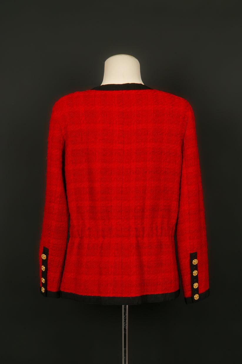 Chanel Red Tweed Jacket in Trimmed with Black Braid In Excellent Condition In SAINT-OUEN-SUR-SEINE, FR