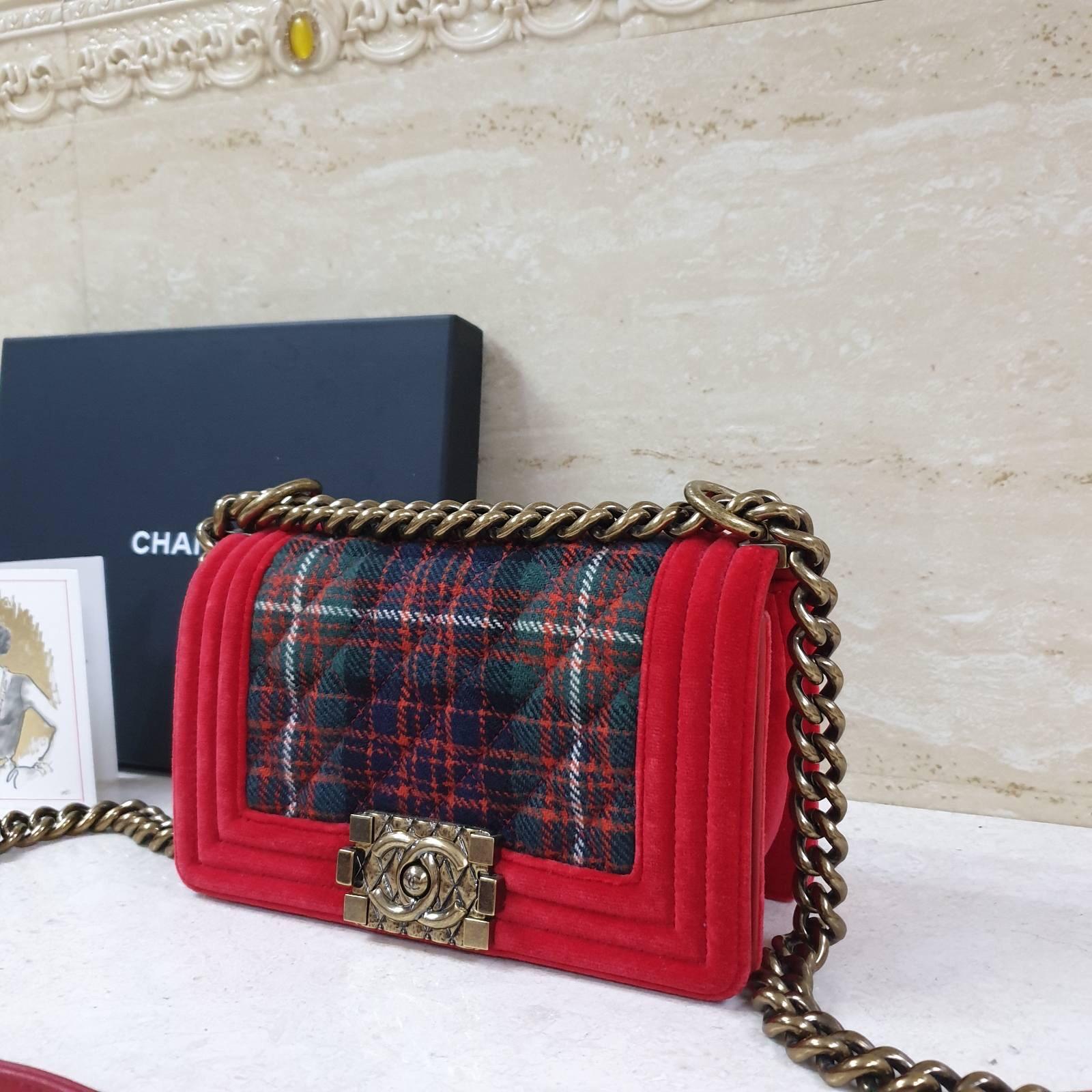 Material: 100% Leather, Tweed

 A slight change of pace from the usual Chanel designs, this bag is from the 2013 Paris-Edinburgh runway collection and is made of gorgeous red velvet and green plaid quilted tweed. The small flap has the iconic Chanel
