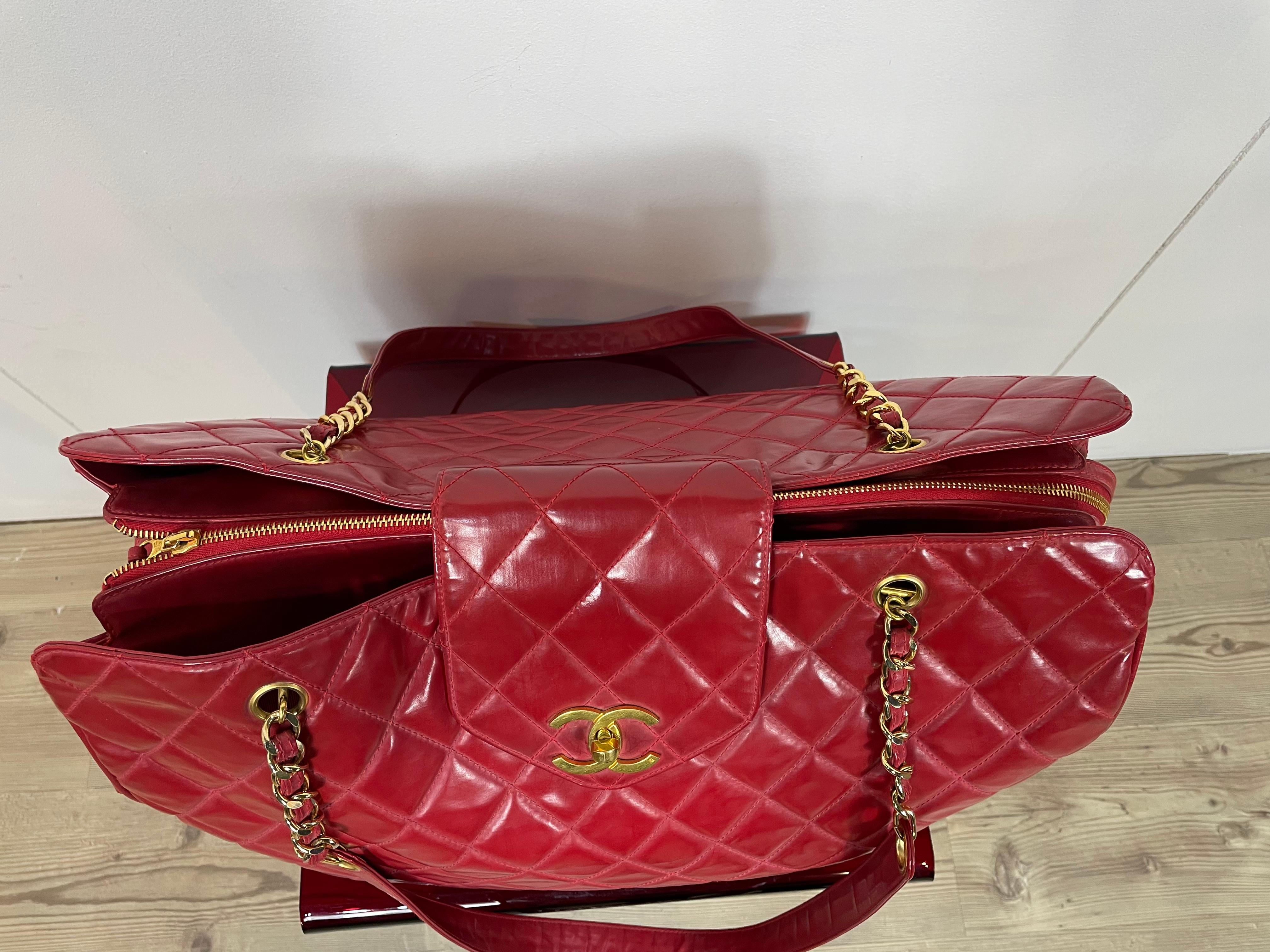 Chanel Weekender Bag.
Featuring red leather and golden hardware.
3 internal pockets, the main one has a zip closure.
A little golden screw is missing from the branded golden tag (as seen in photos) but its easier replaceable.  
Measurements 
Height