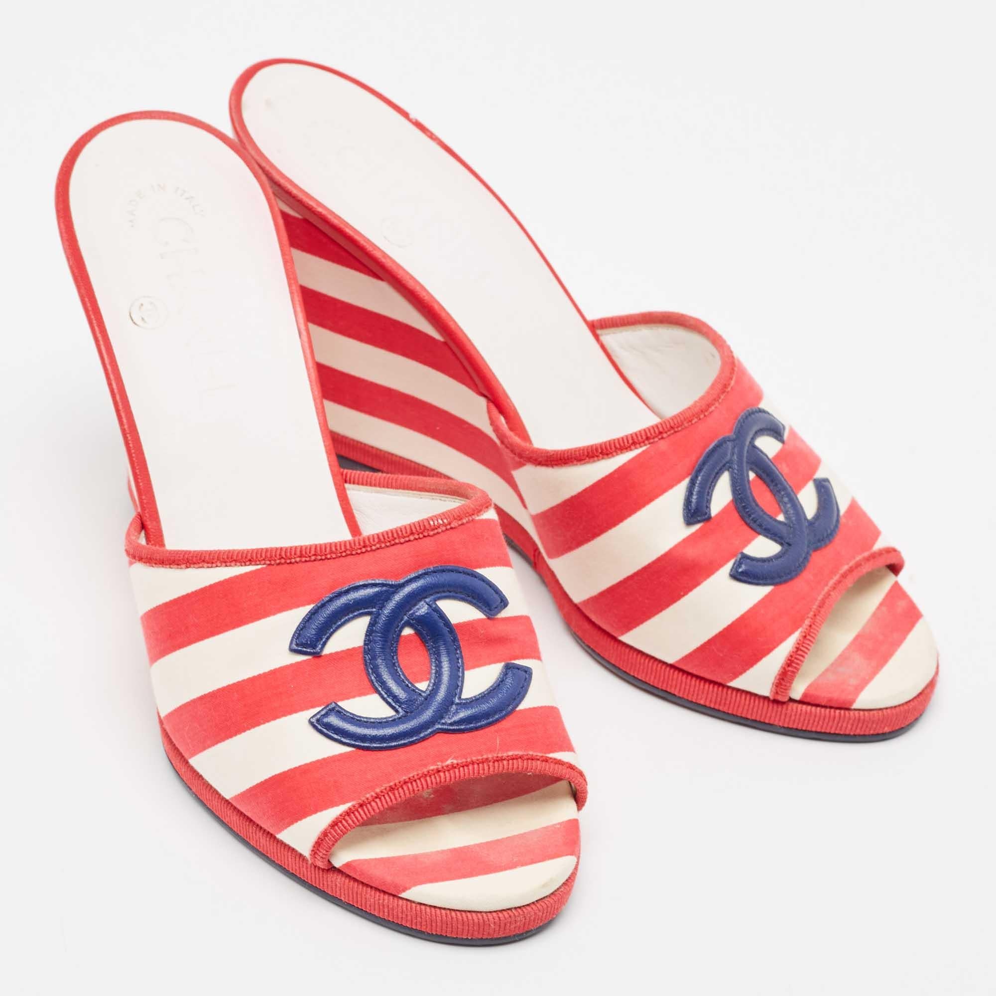 Chanel Red/White Canvas CC Stripe Wedge Sandals Size 37 In Good Condition In Dubai, Al Qouz 2