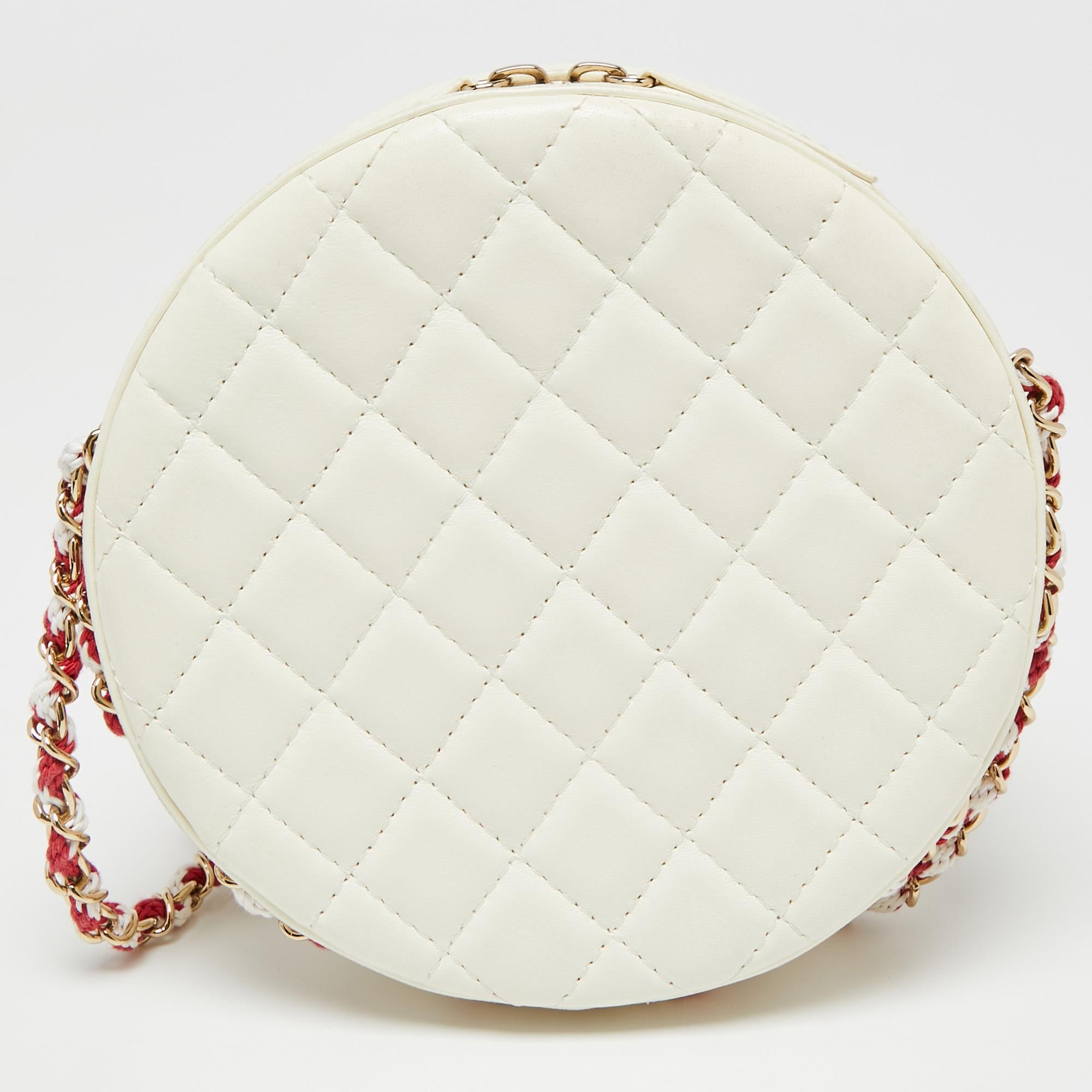 The Chanel Coco Lifesaver bag was introduced as a part of the Cruise 2019 collection. This bag comes with a new sense of modernity but retains the tradition of the brand. Created from leather, it is designed into a unique silhouette of a lifesaver