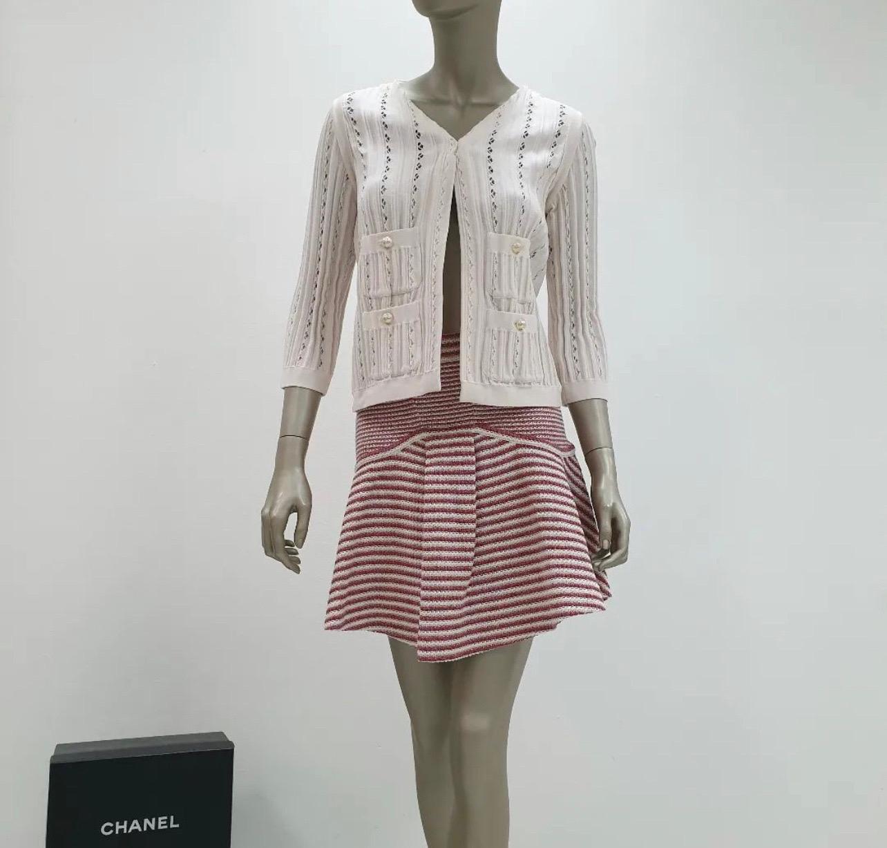 Chanel Red/White Striped Knitted Flare Mini Skirt.

Side white invisible zip detail.

Chanel button side detail.

Chanel white lining.

Estimate Retail: $3250

Size 34

Very good condition.