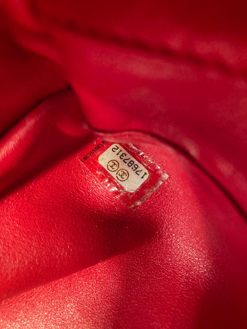 Chanel Klassische Umhängetasche aus roter Korbweide mit Klappe im Angebot 5