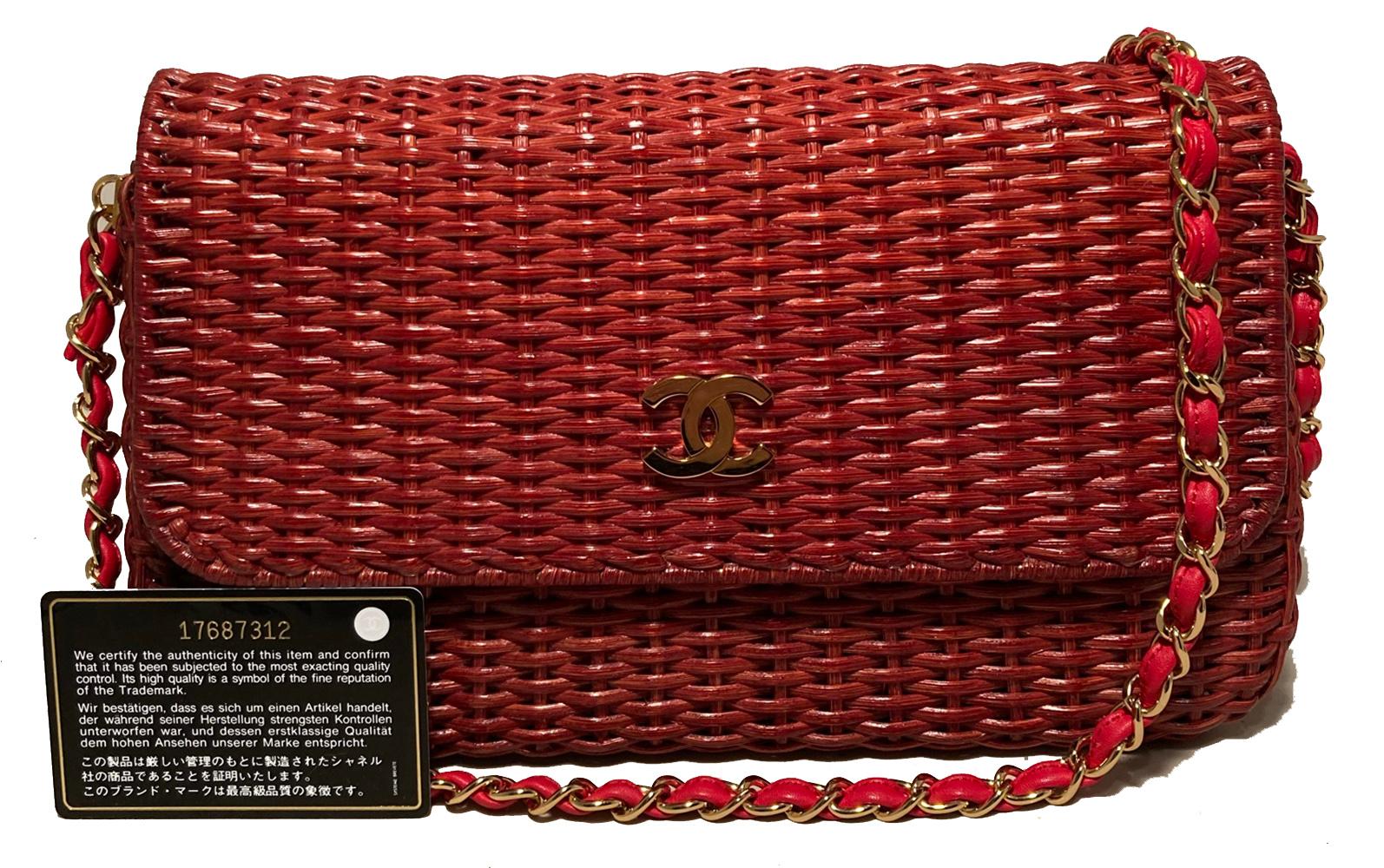 Chanel - Sac à bandoulière à rabat classique en osier rouge en vente 5