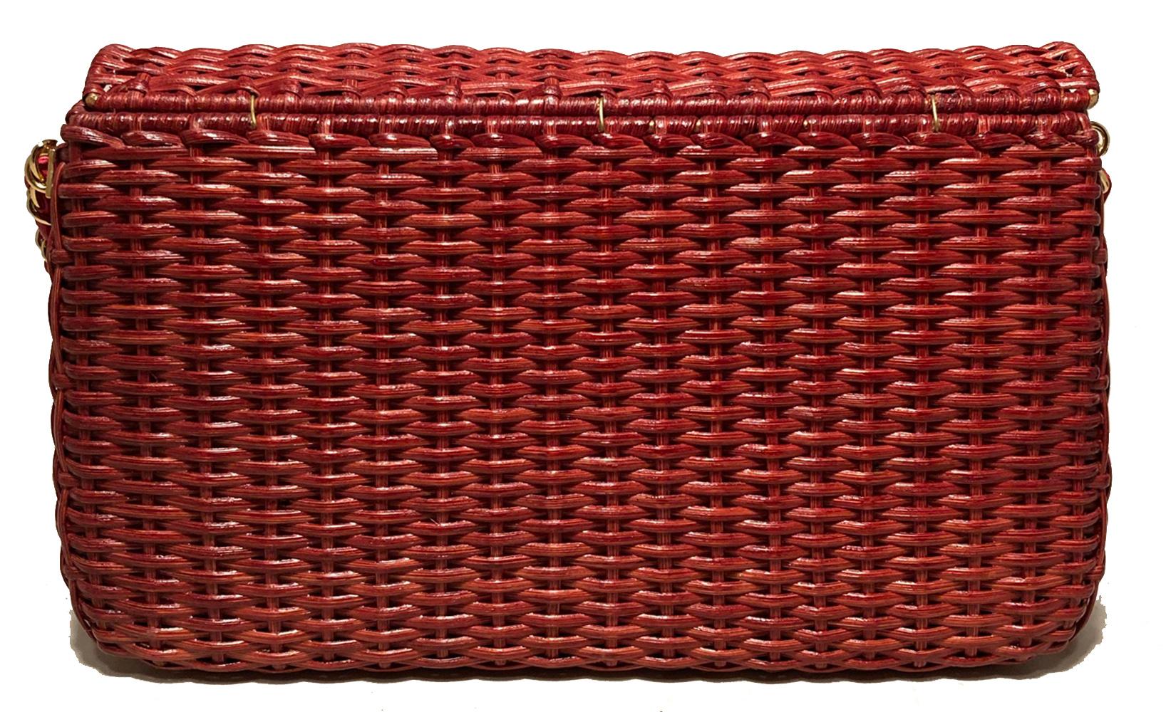 Chanel Red Wicker Classic Flap Umhängetasche in sehr gutem Zustand. Rotes Weidengeflecht außen mit goldenen Beschlägen und dem charakteristischen Schulterriemen aus rotem Leder und Kettengeflecht. Der magnetische Druckknopfverschluss auf der