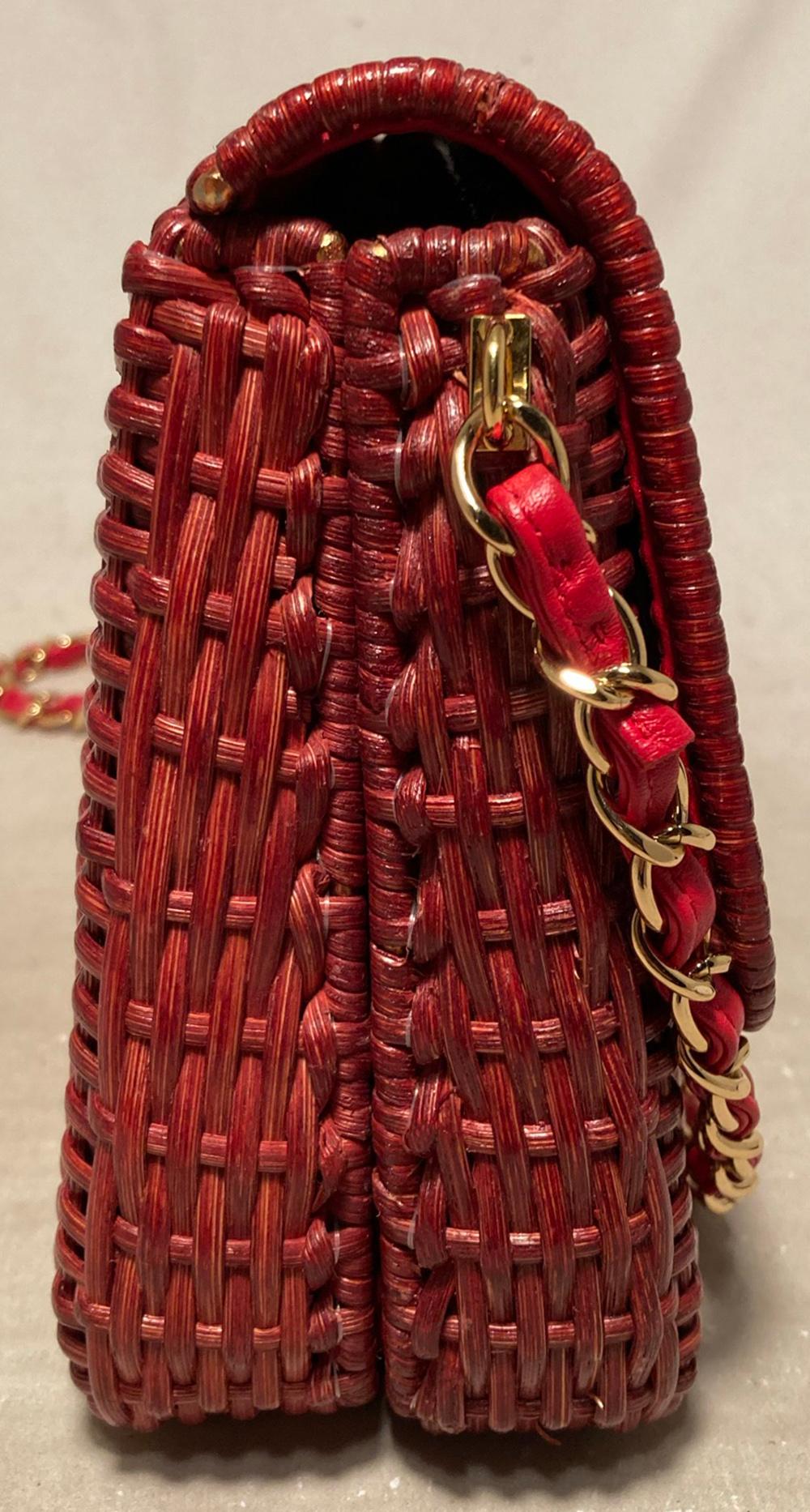 Chanel Klassische Umhängetasche aus roter Korbweide mit Klappe (Rot) im Angebot