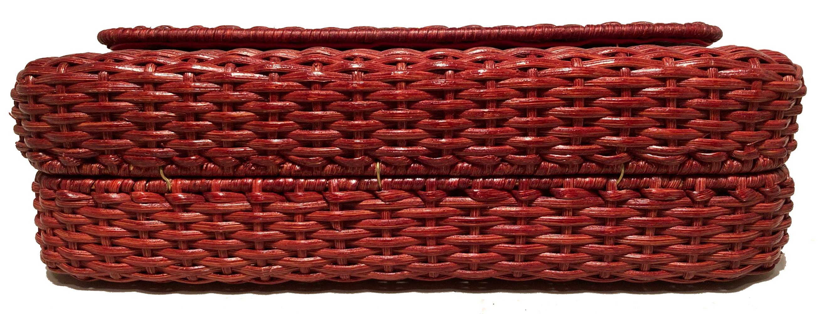 Rouge Chanel - Sac à bandoulière à rabat classique en osier rouge en vente