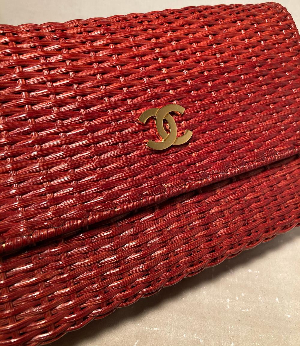 Chanel - Sac à bandoulière à rabat classique en osier rouge Excellent état - En vente à Philadelphia, PA