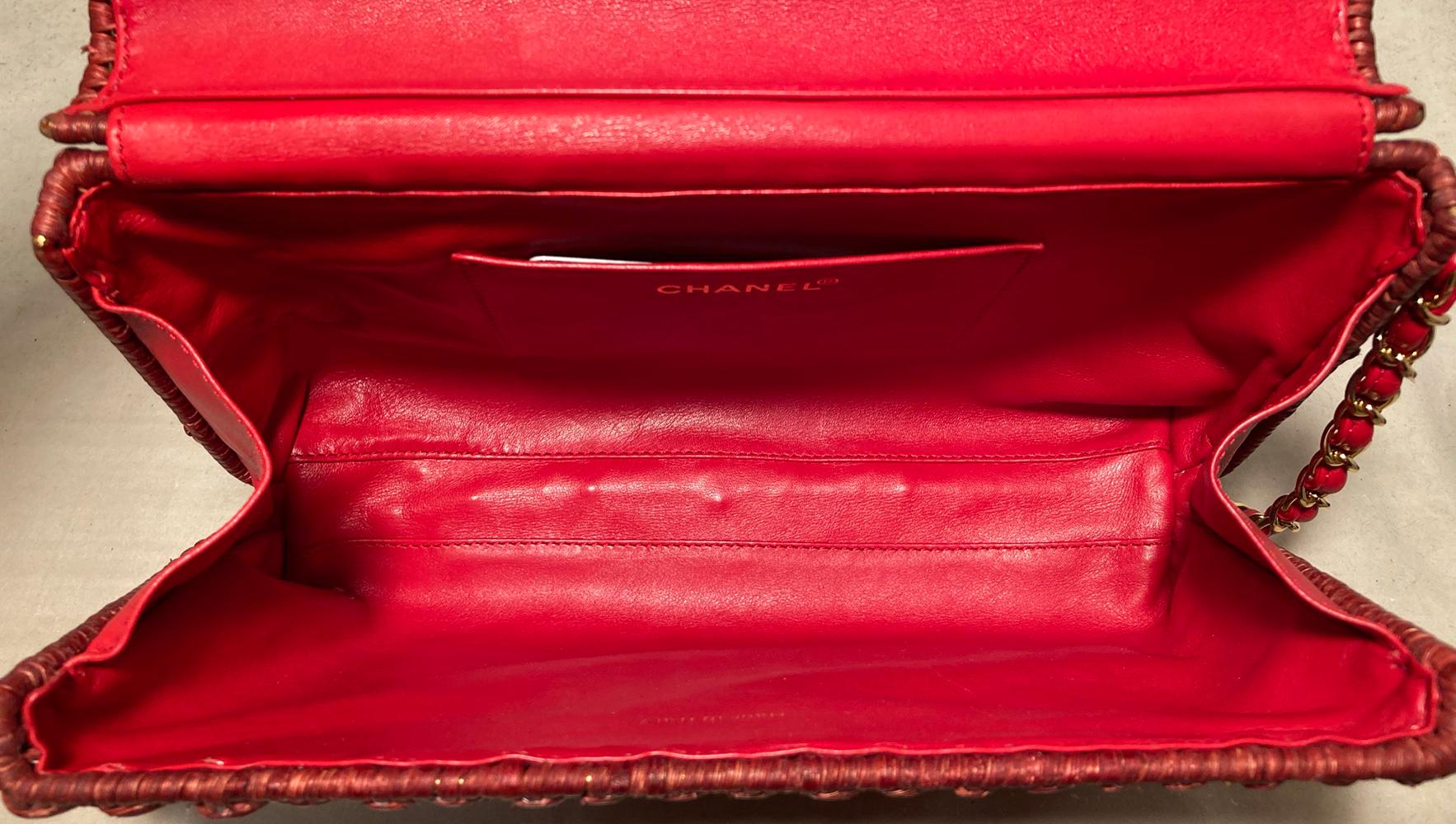 Chanel Klassische Umhängetasche aus roter Korbweide mit Klappe im Angebot 2