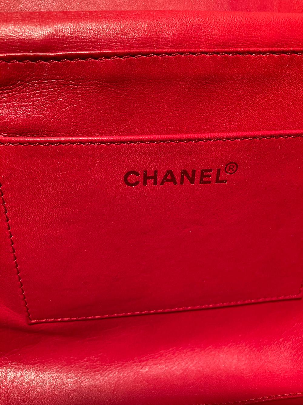 Chanel Klassische Umhängetasche aus roter Korbweide mit Klappe im Angebot 3