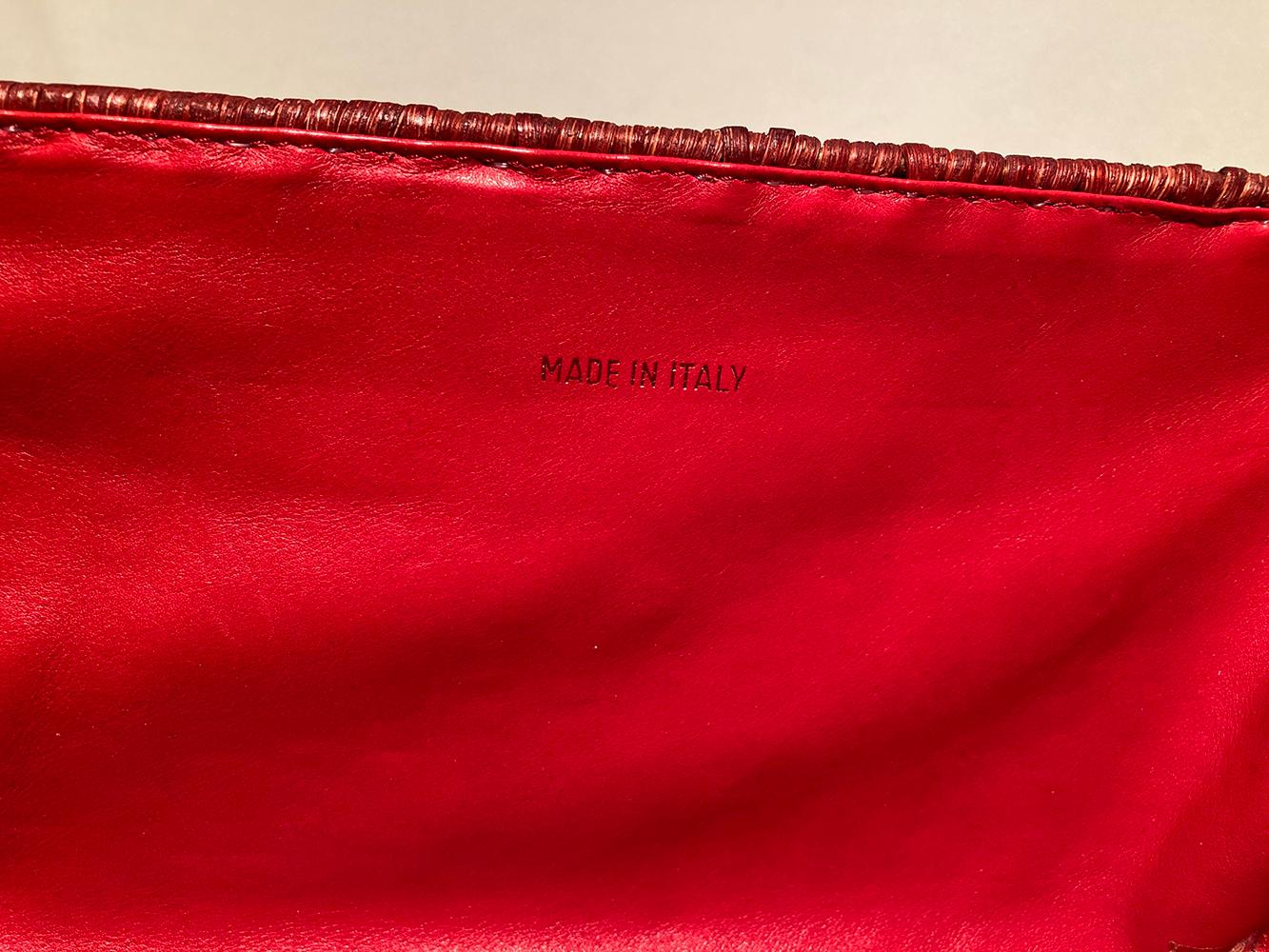 Chanel Klassische Umhängetasche aus roter Korbweide mit Klappe im Angebot 4