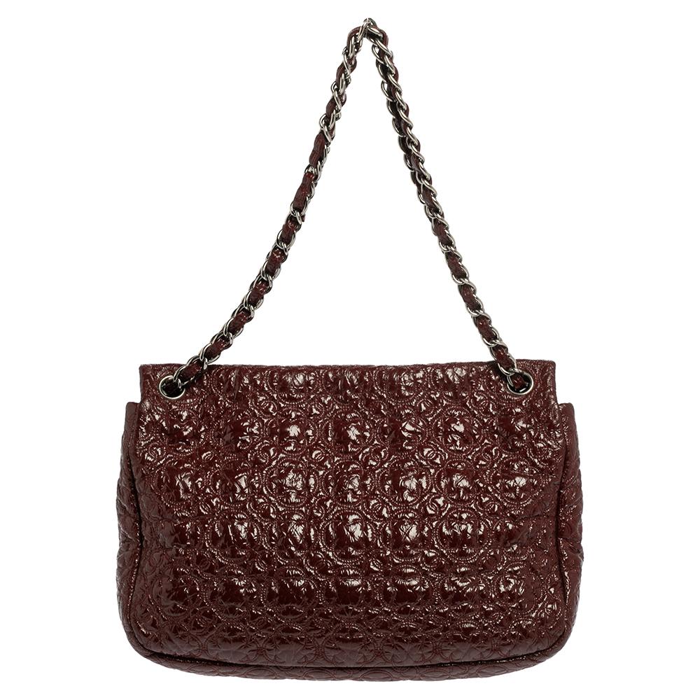 This chic 'Rock in Moscow' Jumbo Classic flap bag has all the charm to accompany your looks. Crafted from vinyl, it features a woven chain-link strap. This bag is accentuated with a polished CC logo positioned on the flap that reveals the