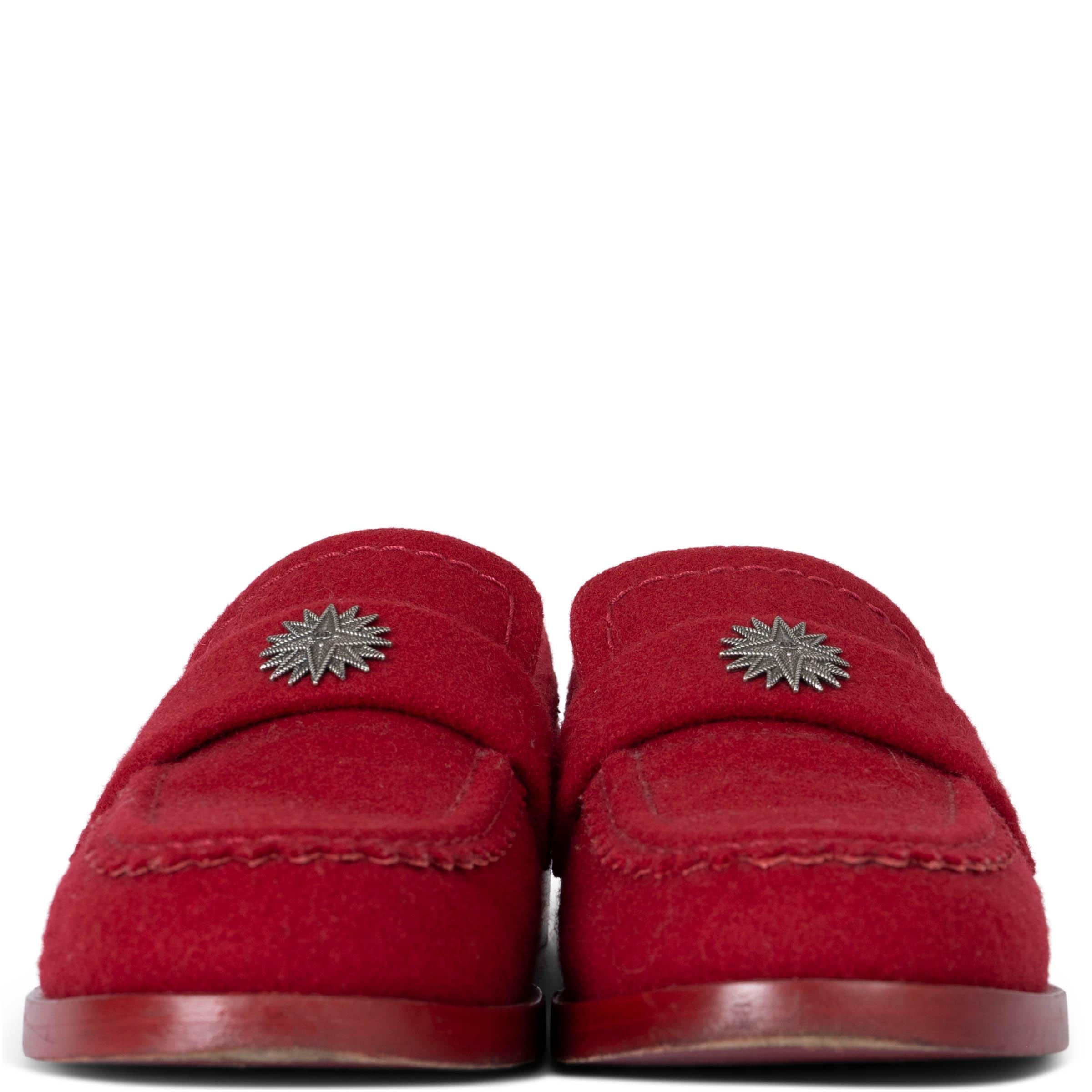Ces authentiques penny loafers Chanel Edelweiss sont confectionnés en feutre de laine rouge et ornés d'une fleur Edelweiss en bronze. Le feutre rouge audacieux contraste magnifiquement avec l'ornement floral métallique, ajoutant une touche