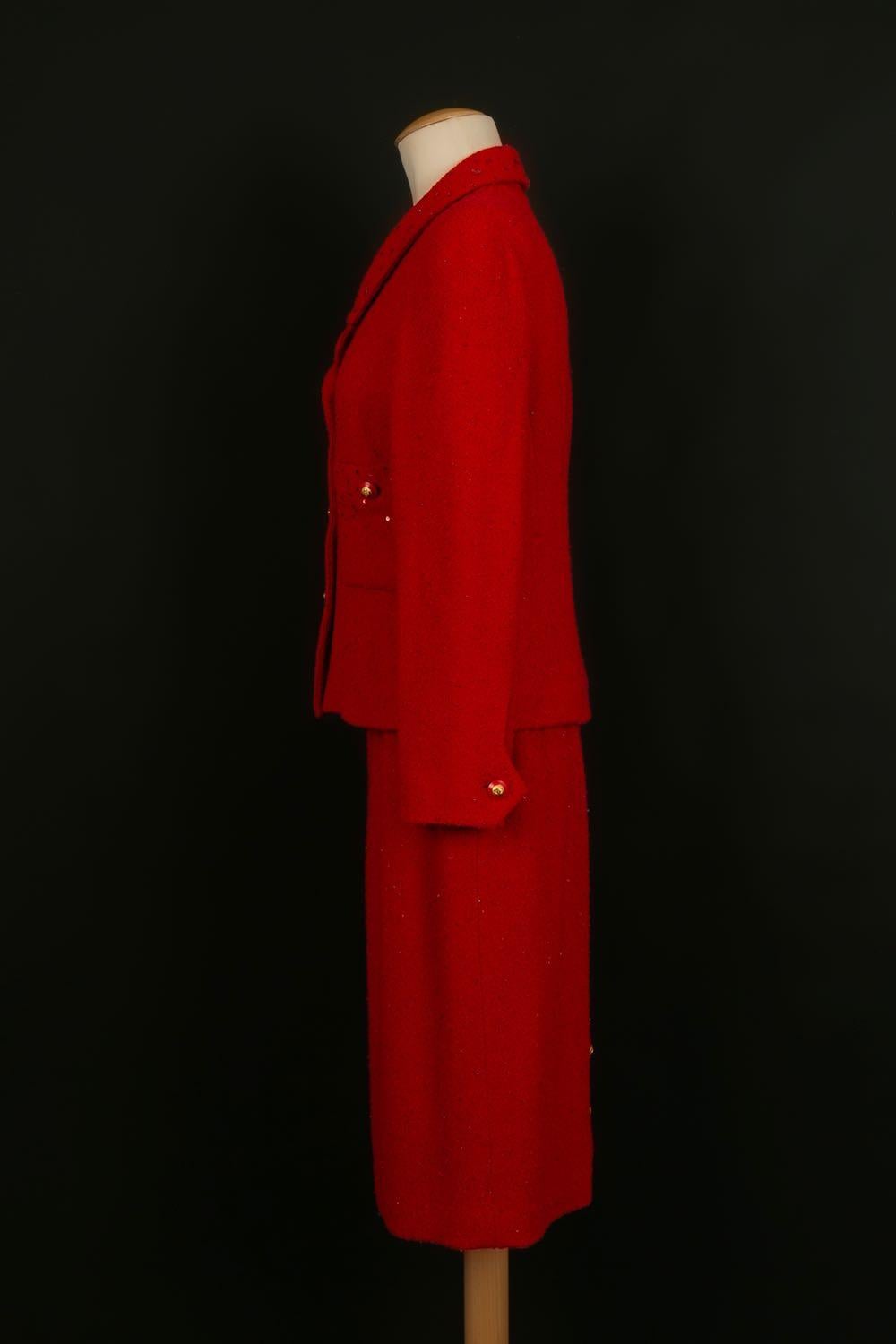 Chanel - (Made in France) Suit in red wool sewn with sequins and silk lining. Fall-Winter 1993 collection. Size 40FR, it fits better to a 38FR.

Additional information: 
Dimensions: Jacket: Shoulder width: 42 cm, Chest: 40 cm, Sleeve length: 58 cm