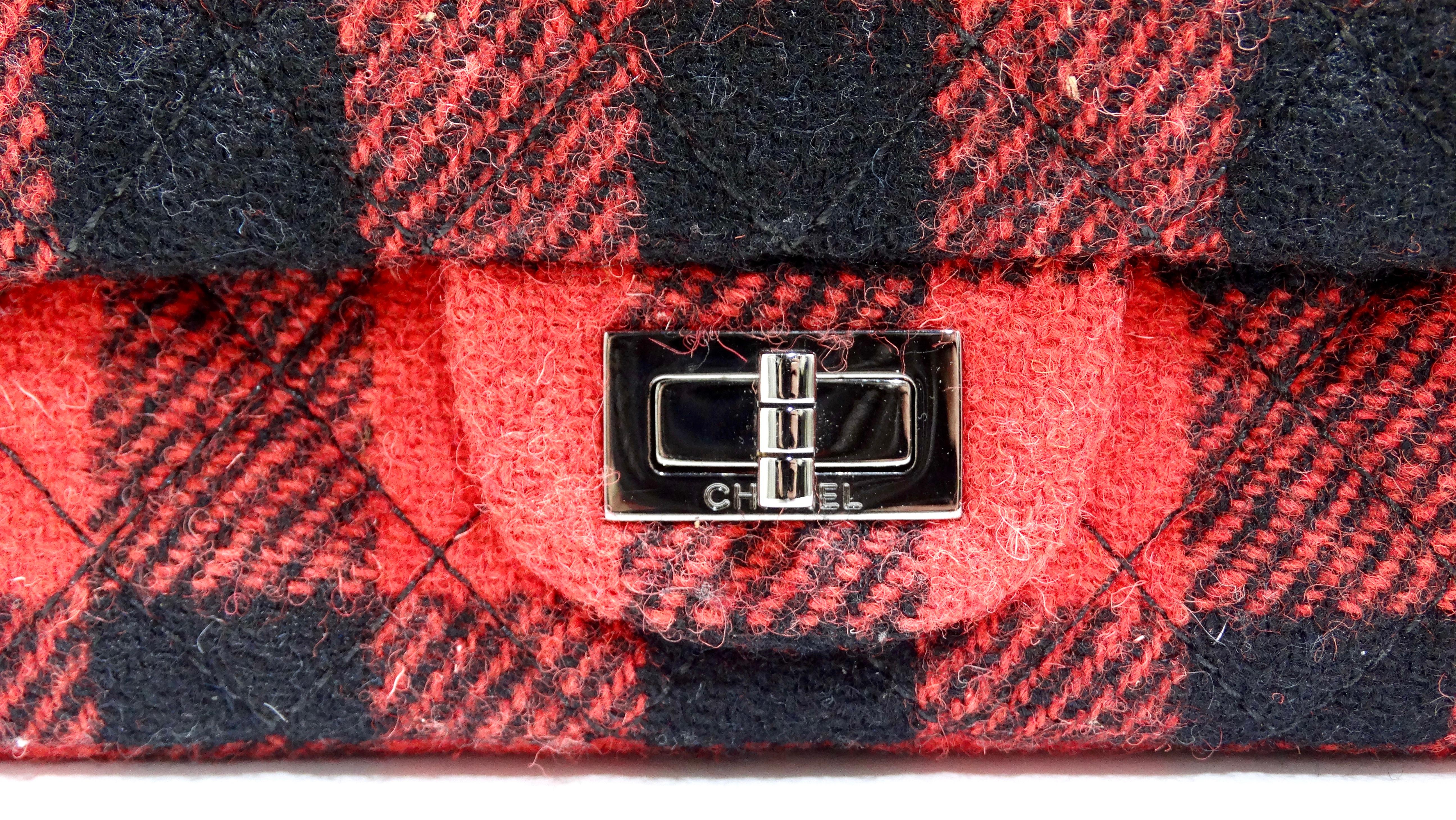 Chanel - Sac à rabat 2.55 en tweed matelassé à carreaux, réédition en vente 6