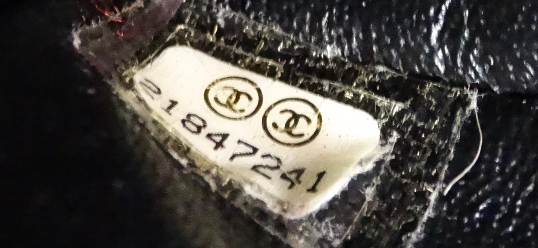 Chanel - Sac à rabat 2.55 en tweed matelassé à carreaux, réédition en vente 10