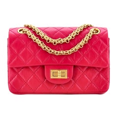 Mini sac à rabat Chanel 2.55 en cuir de veau vieilli matelassé, réédition