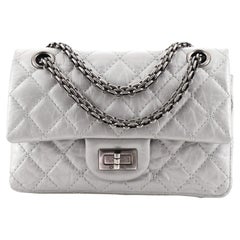Mini sac à rabat Chanel 2.55 en cuir de veau vieilli matelassé, réédition