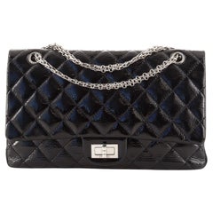 Sac à rabat Chanel 2.55 en cuir verni matelassé 227, réédition