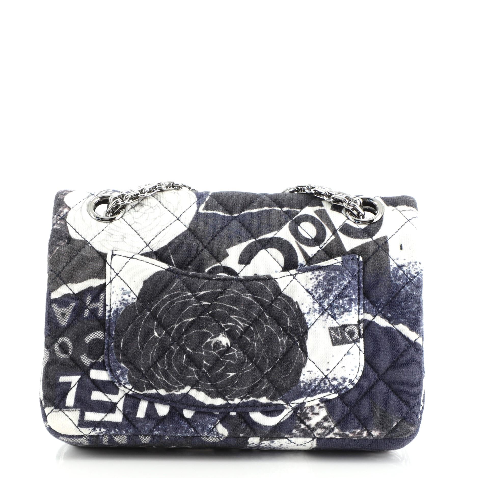 Chanel Reissue 2.55 Klappentasche aus gestepptem, bedrucktem Jersey Mini im Zustand „Relativ gut“ in NY, NY