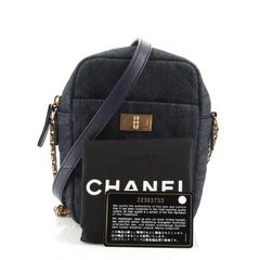 Sac à appareil photo Chanel Reissue en denim matelassé Vertical