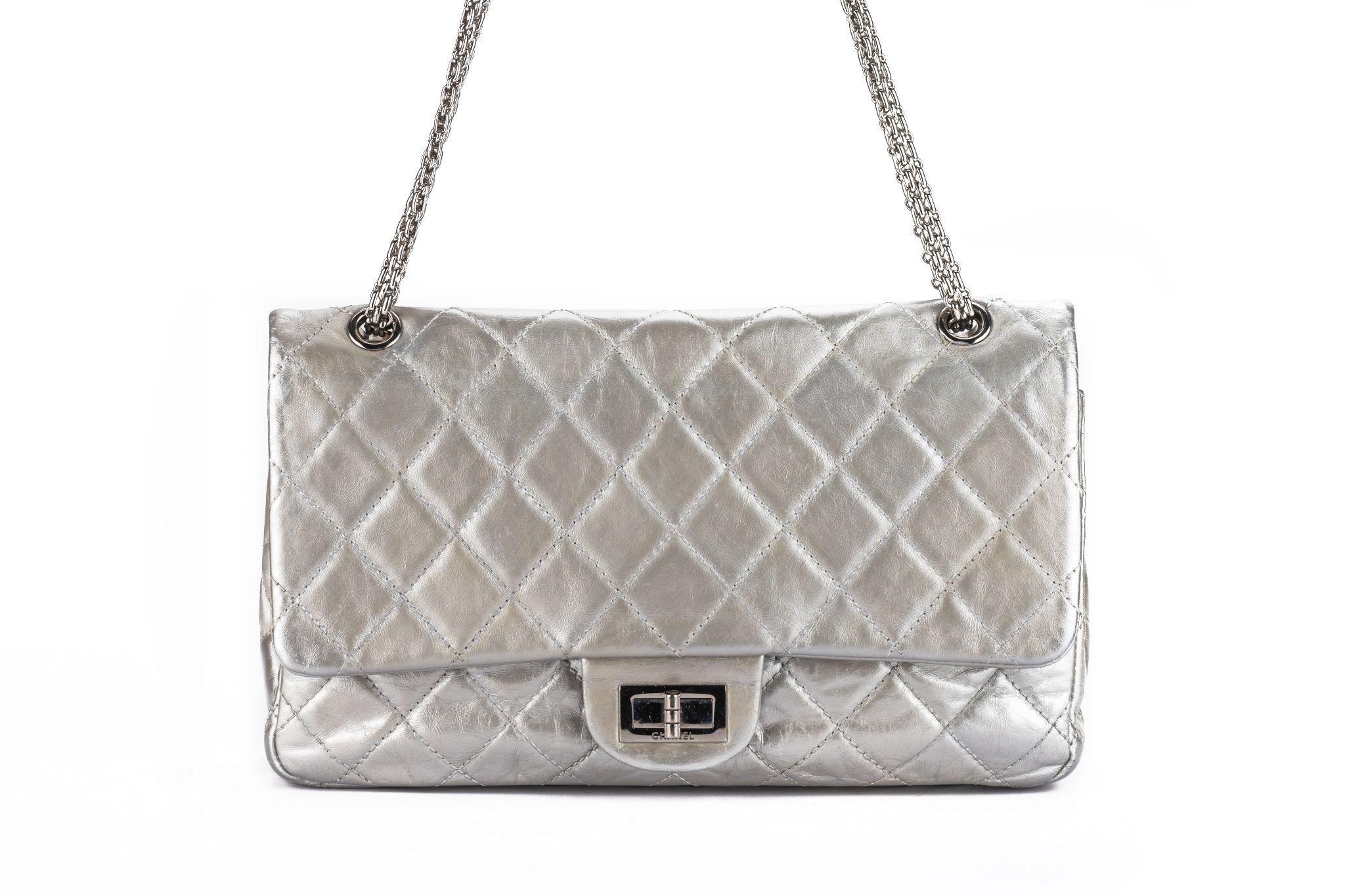 Questa Chanel Metallic Aged Calfskin Quilted Reissue Flap è splendidamente realizzata in pelle di vitello invecchiata e afflitta, trapuntata a diamante in grigio metallizzato. La borsa è dotata di spallacci a catena argentati e di un lucchetto a