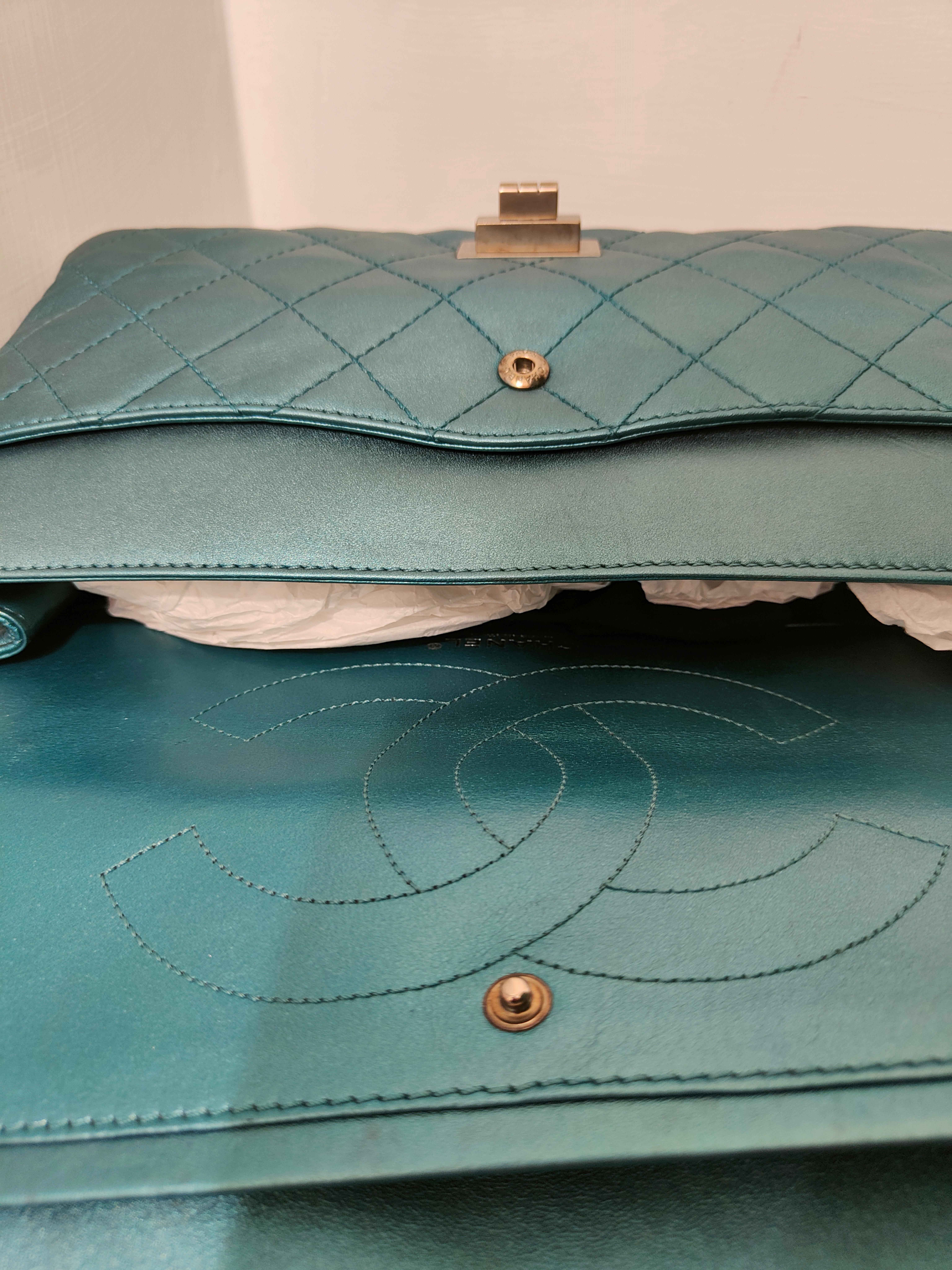 Chanel reissue green tone leather silver tone hardware shoulder bag  In Excellent Condition For Sale In Capri, IT