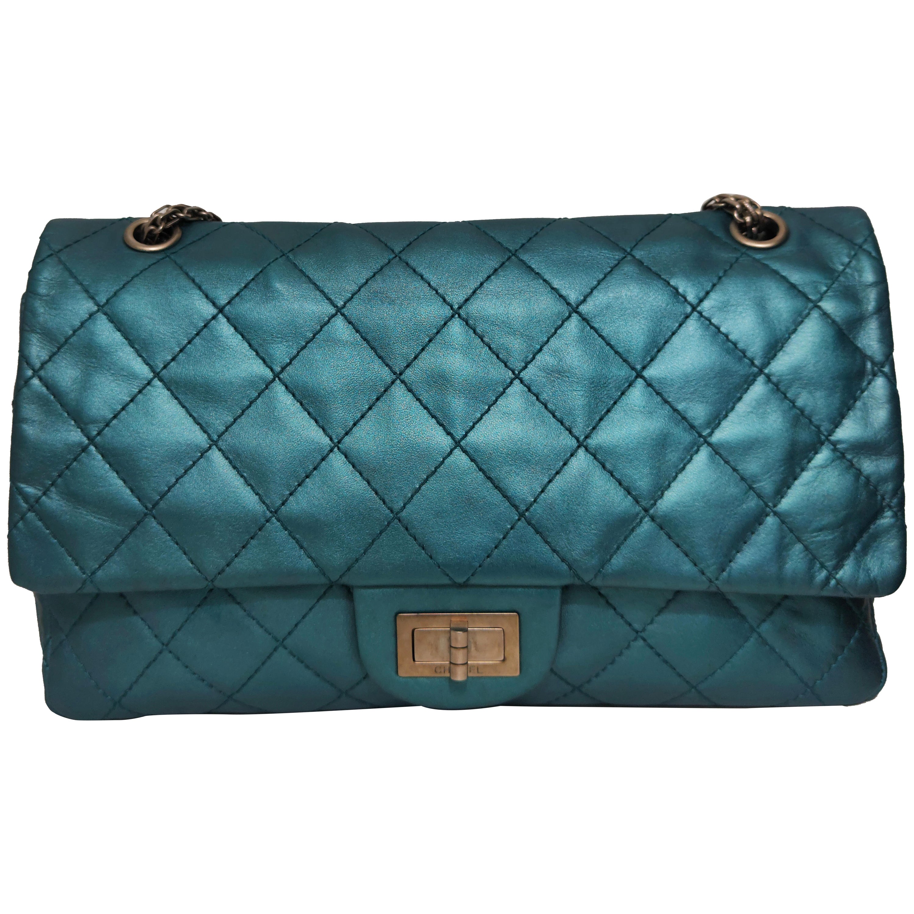 Sac à bandoulière Chanel reissue en cuir vert et argenté