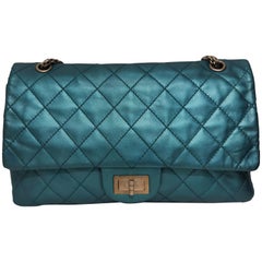 Sac à bandoulière Chanel reissue en cuir vert et argenté