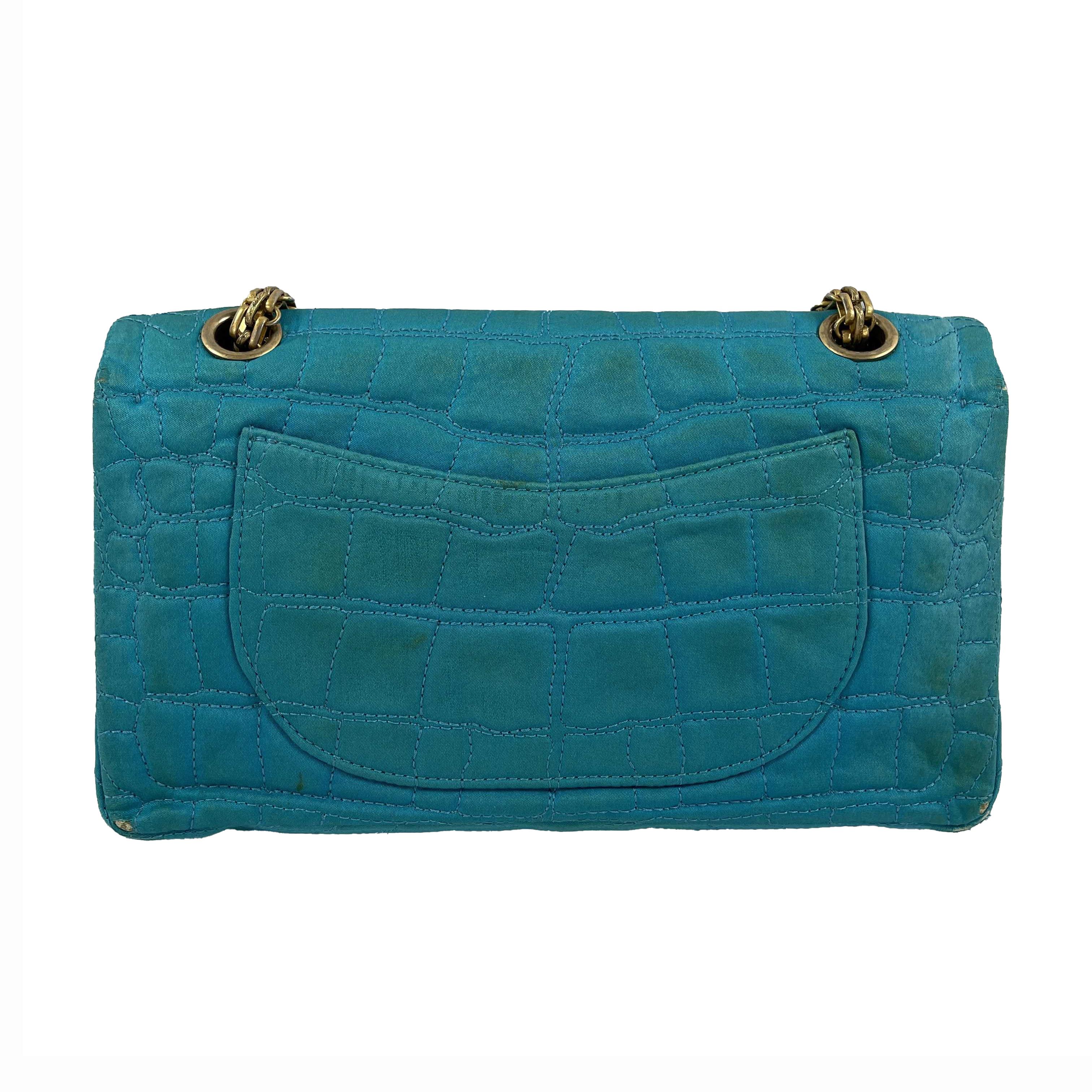 CHANEL - Reissue Small 2.55 Satin Crocodile Stitche - Turquoise / Gold Crossbody

Description

This Chanel Reissue 2.55 handbag is from the 2006 to 2008 collection.
It is crafted with a turquoise crocodile stitched satin fabric and gold-toned