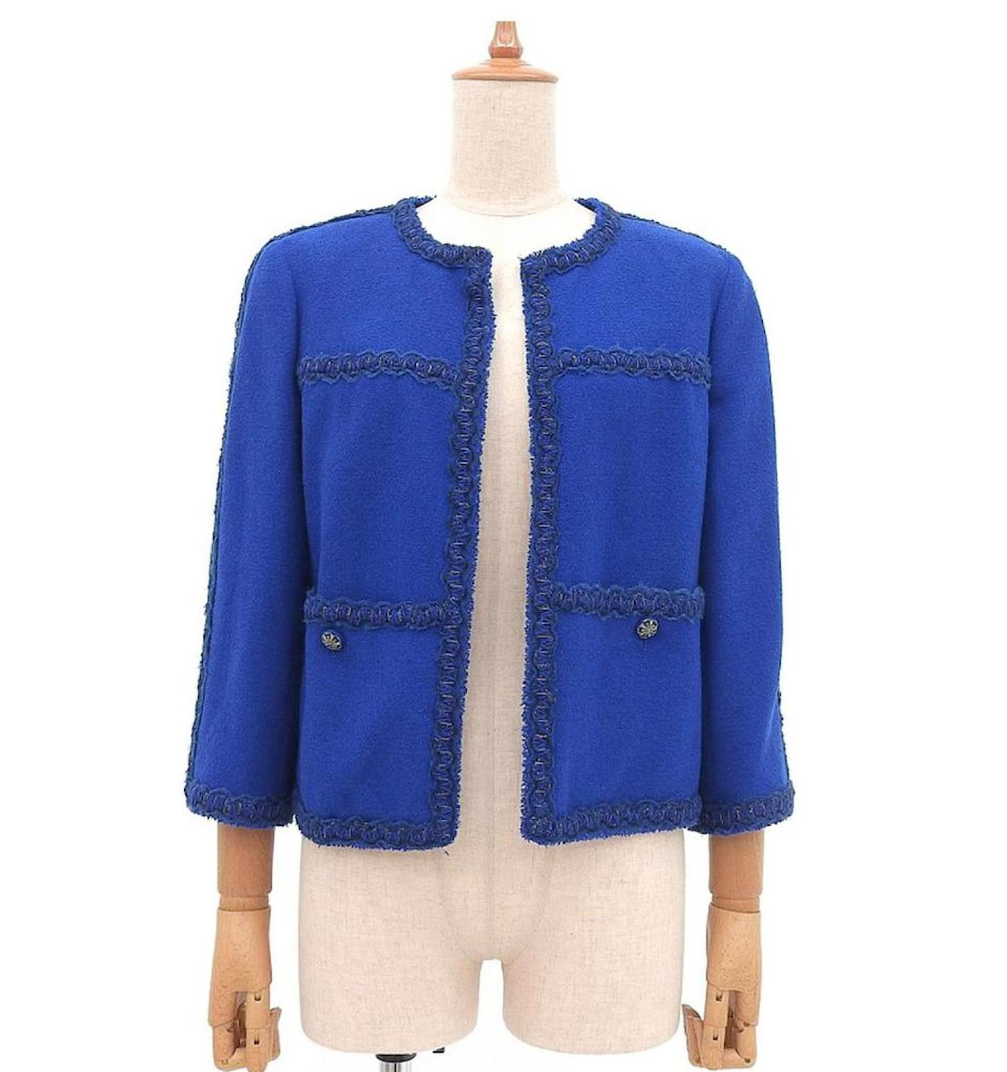 CHANEL - Chaqueta de tweed azul real de colección
- Colección Métiers d'Art París / Montecarlo de Karl Lagerfeld -

 Una reliquia muy codiciada por los conocedores de la mitología de Chanel: vibrante y serena a la vez, regia y sobria a la vez.

