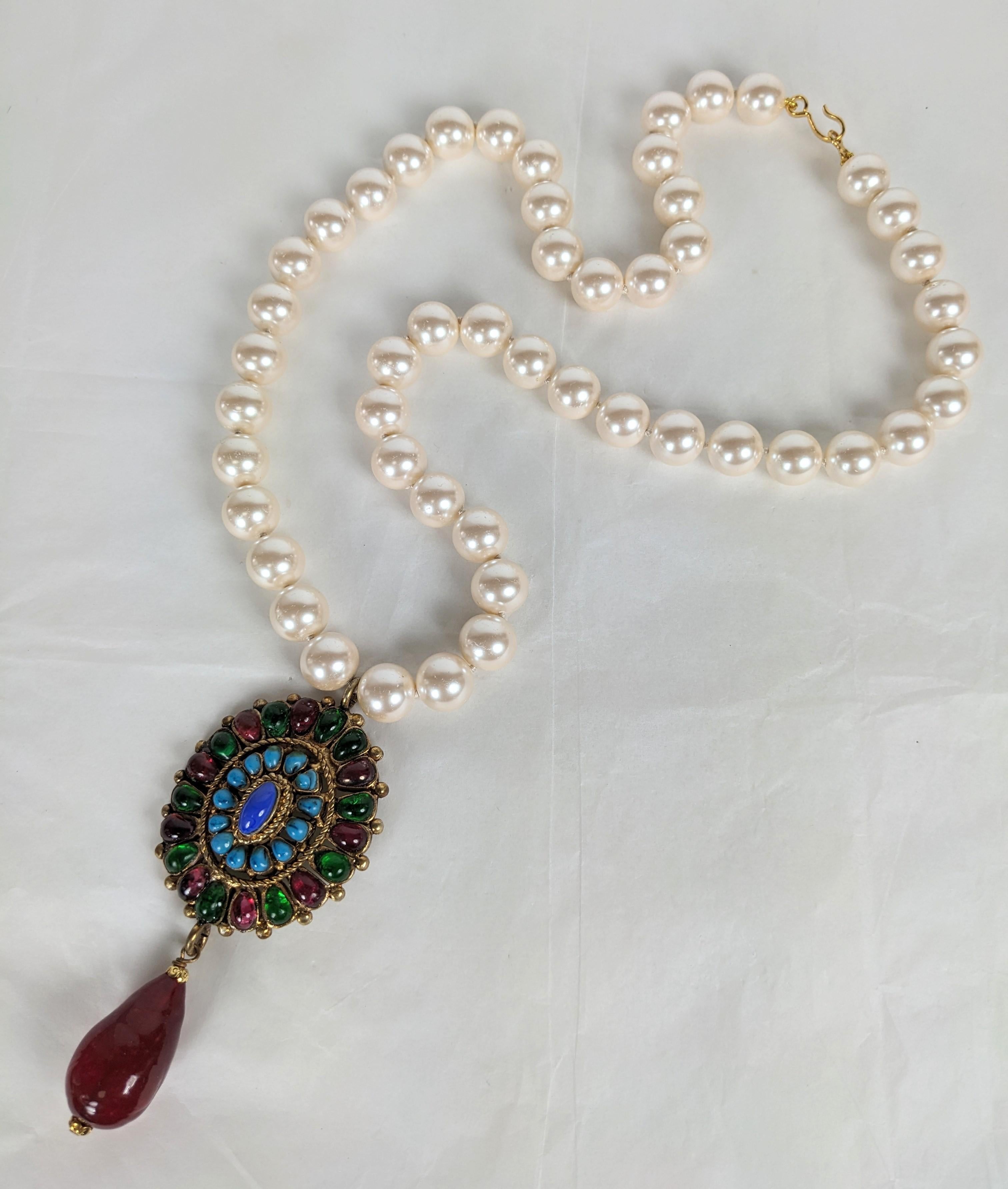 Pendentif en verre coulé de style Renaissance de Chanel, Maison Gripoix des années 1990. Fausses perles Gripoix avec pendentif élaboré de 