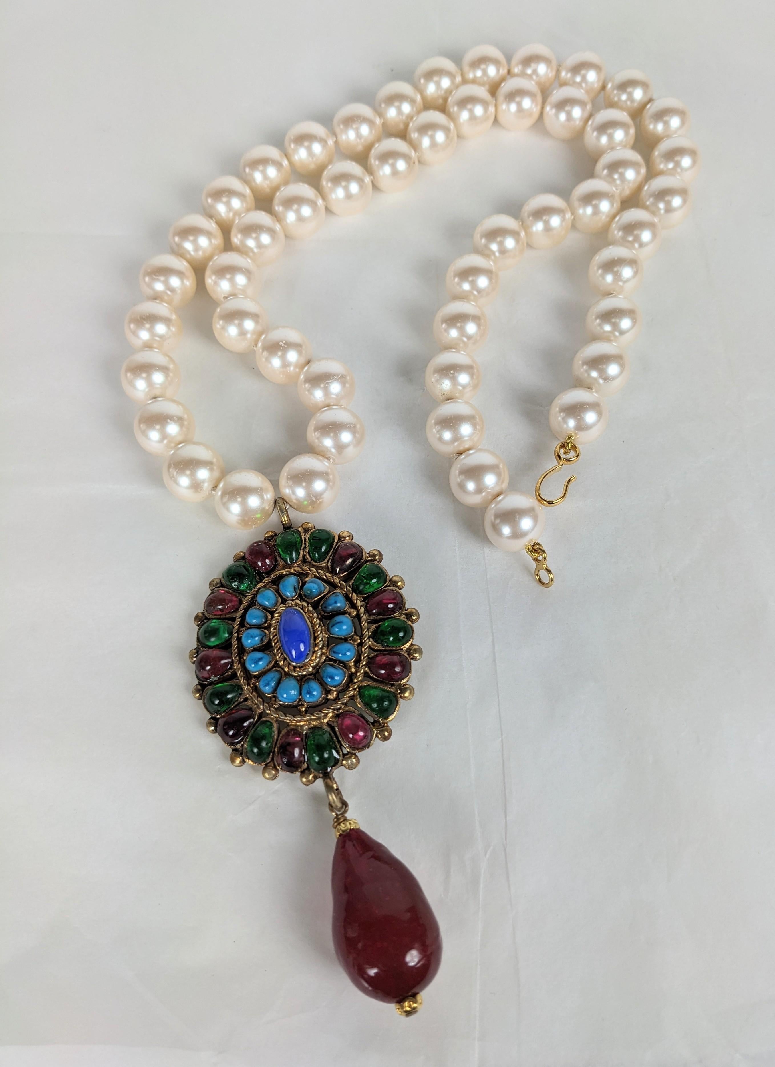 Artisan Pendentif en verre coulé de style Renaissance de Chanel, Maison Gripoix for Chanel en vente