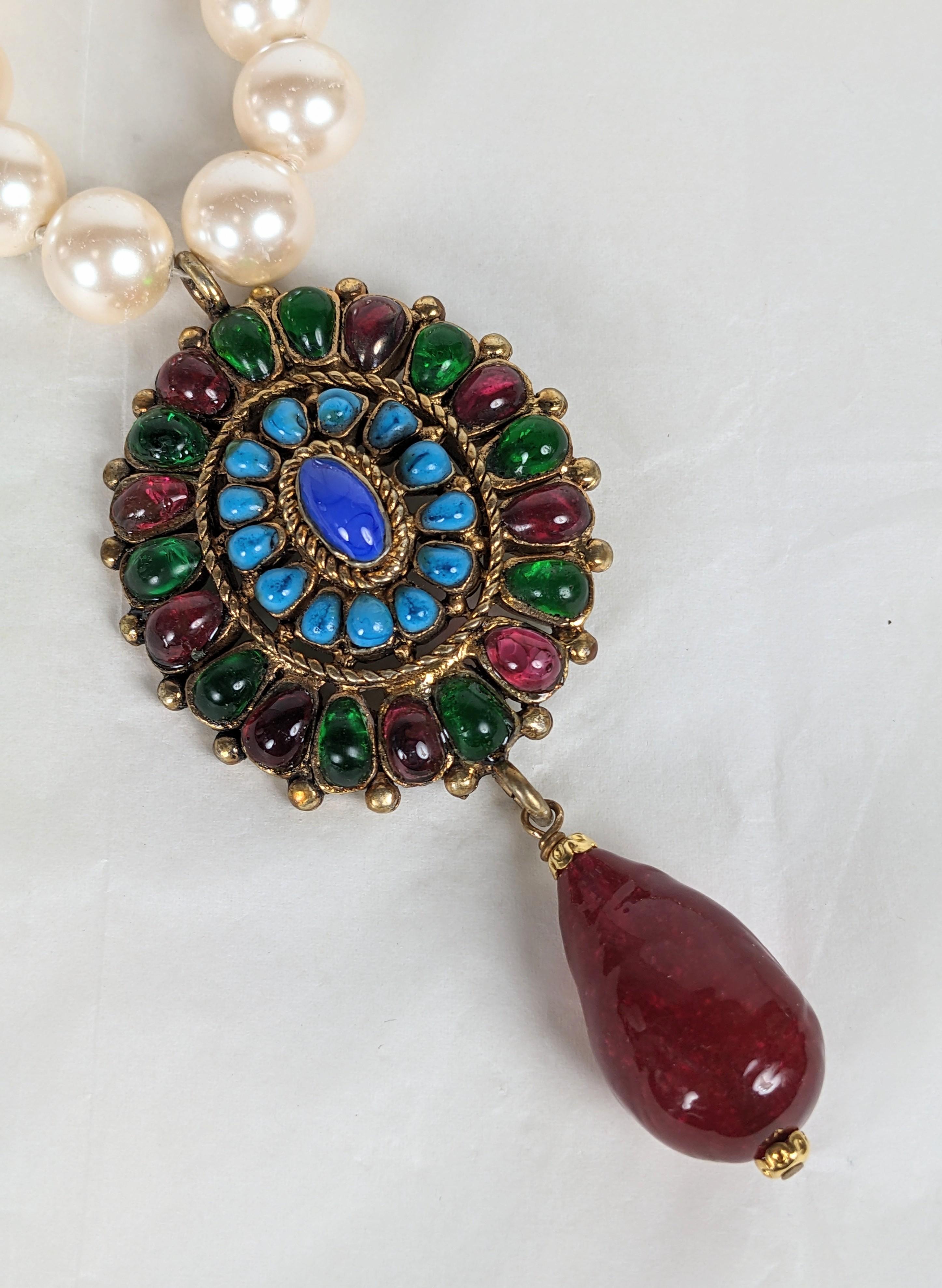 Pendentif en verre coulé de style Renaissance de Chanel, Maison Gripoix for Chanel Excellent état - En vente à New York, NY