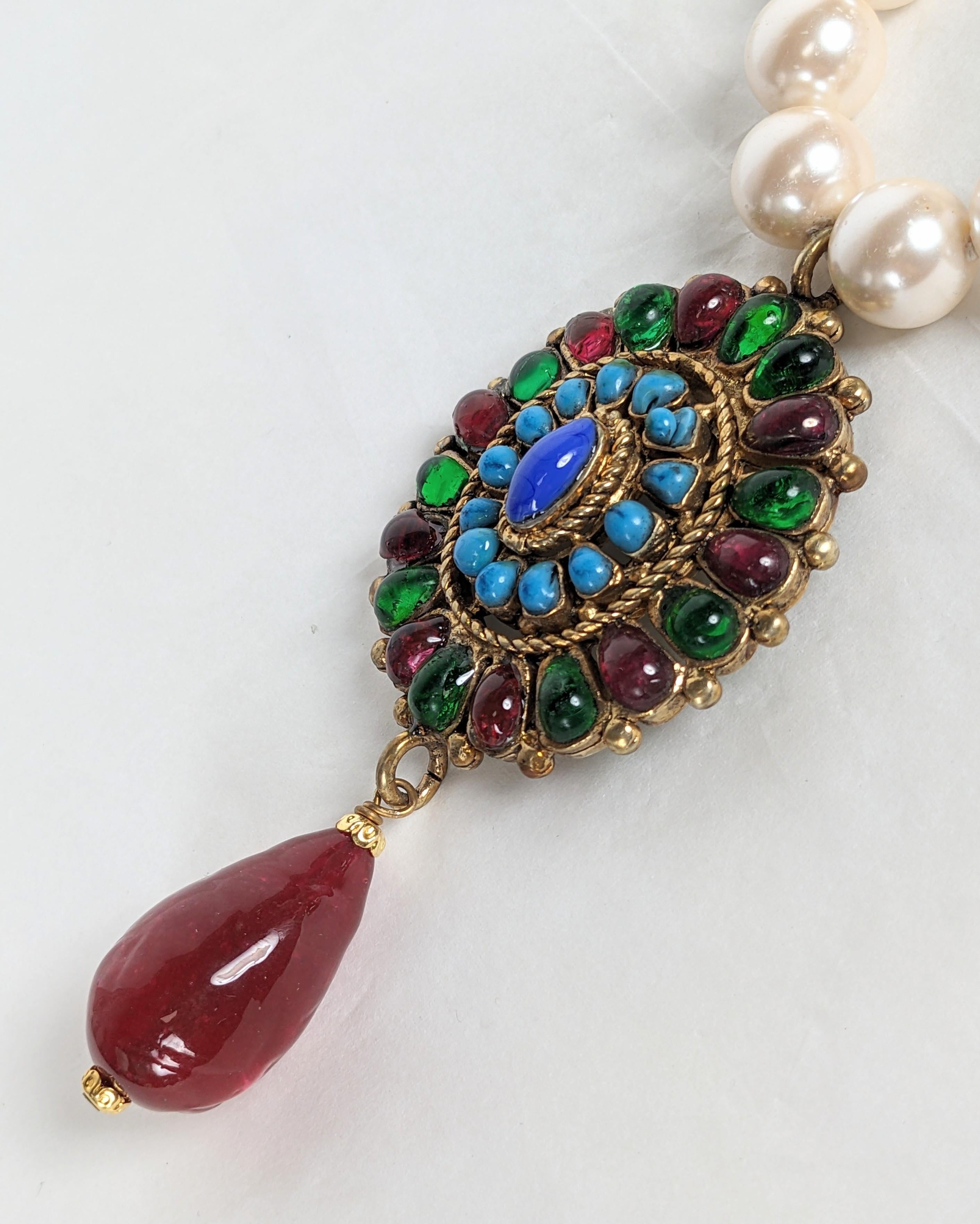 Pendentif en verre coulé de style Renaissance de Chanel, Maison Gripoix for Chanel Unisexe en vente