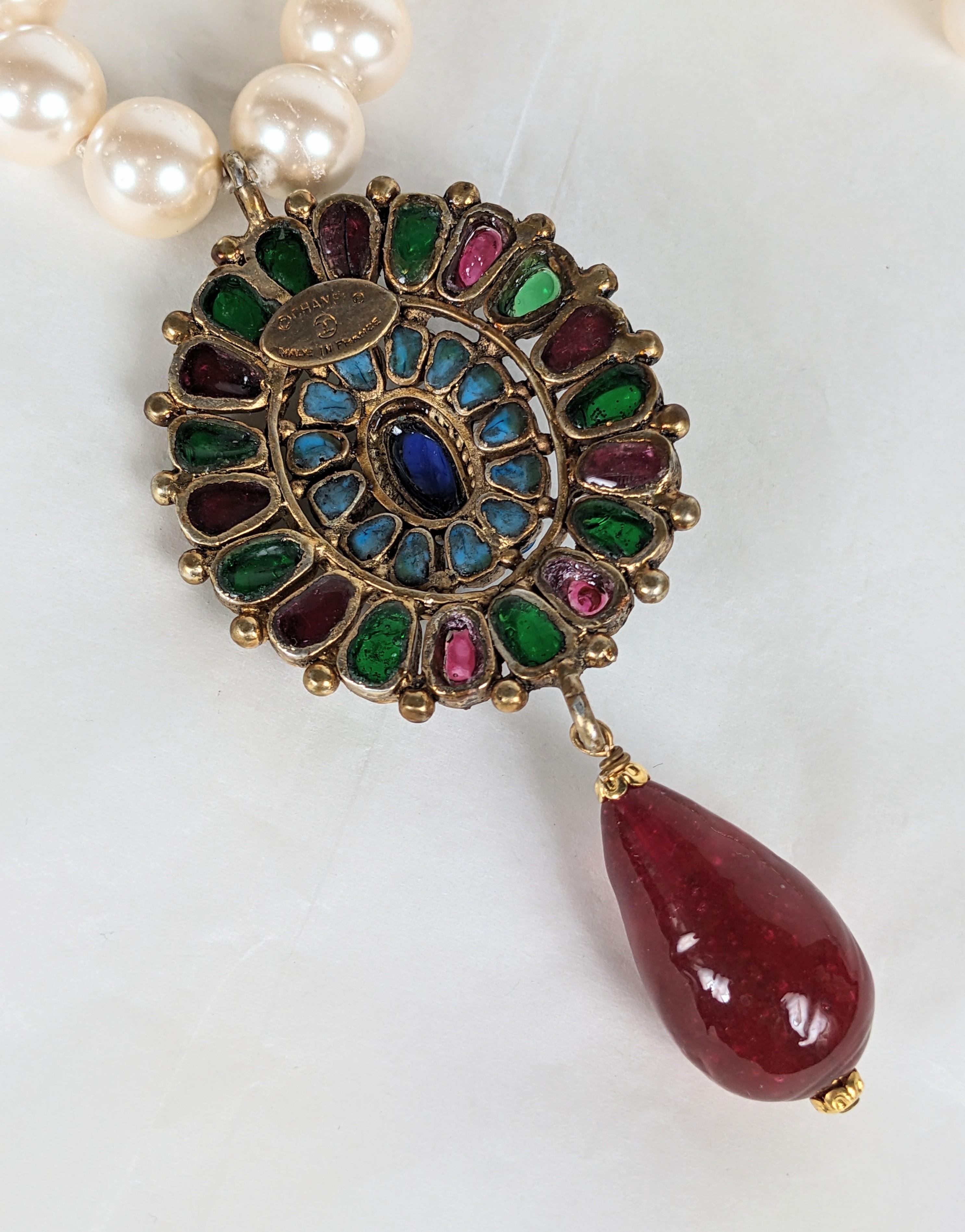 Pendentif en verre coulé de style Renaissance de Chanel, Maison Gripoix for Chanel en vente 1