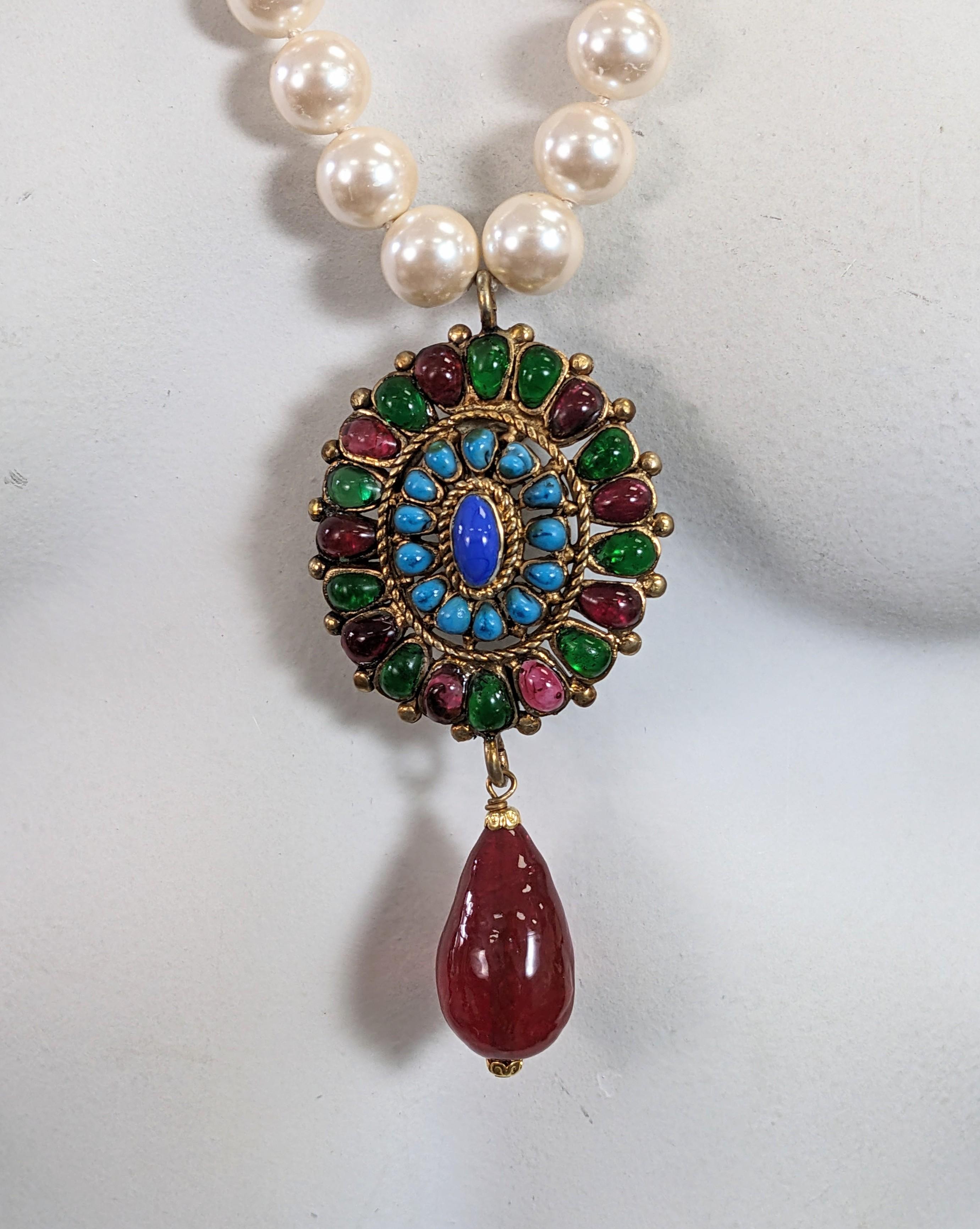 Pendentif en verre coulé de style Renaissance de Chanel, Maison Gripoix for Chanel en vente 3
