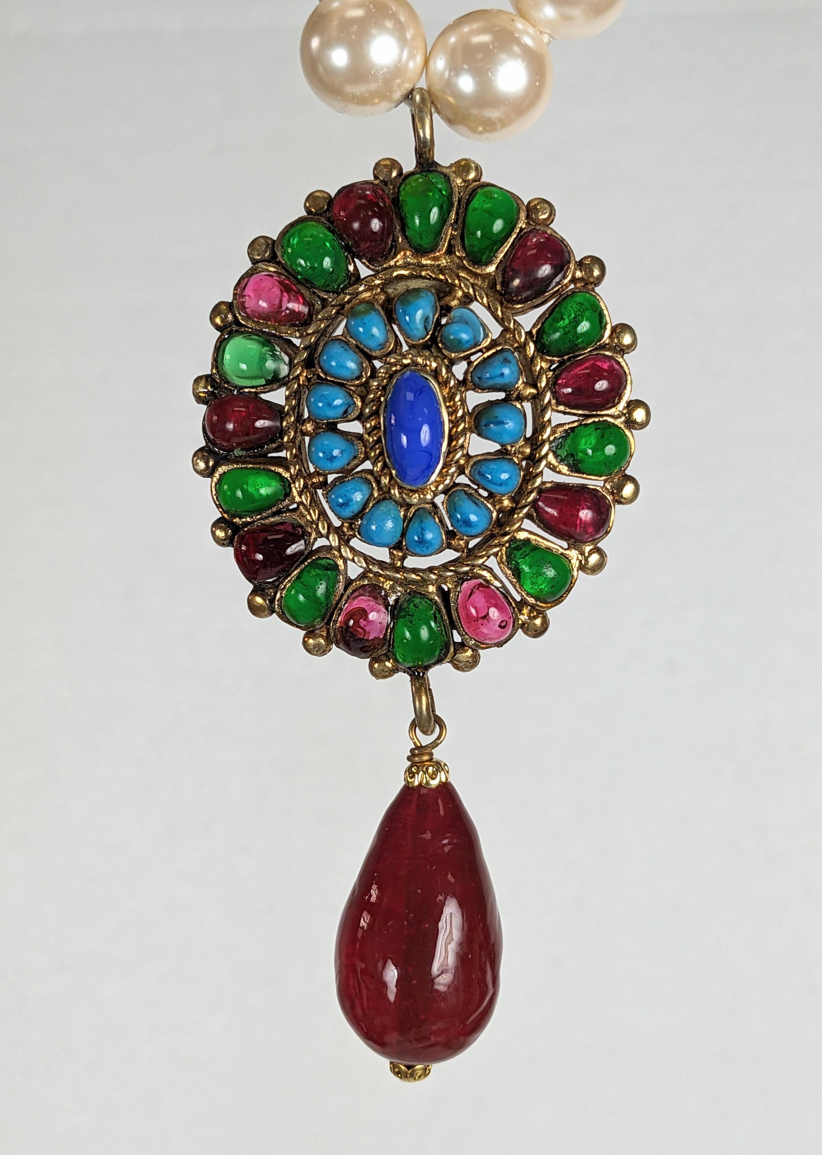 Pendentif en verre coulé de style Renaissance de Chanel, Maison Gripoix for Chanel en vente 4