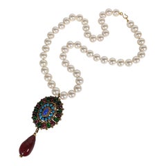 Pendentif en verre coulé de style Renaissance de Chanel, Maison Gripoix for Chanel