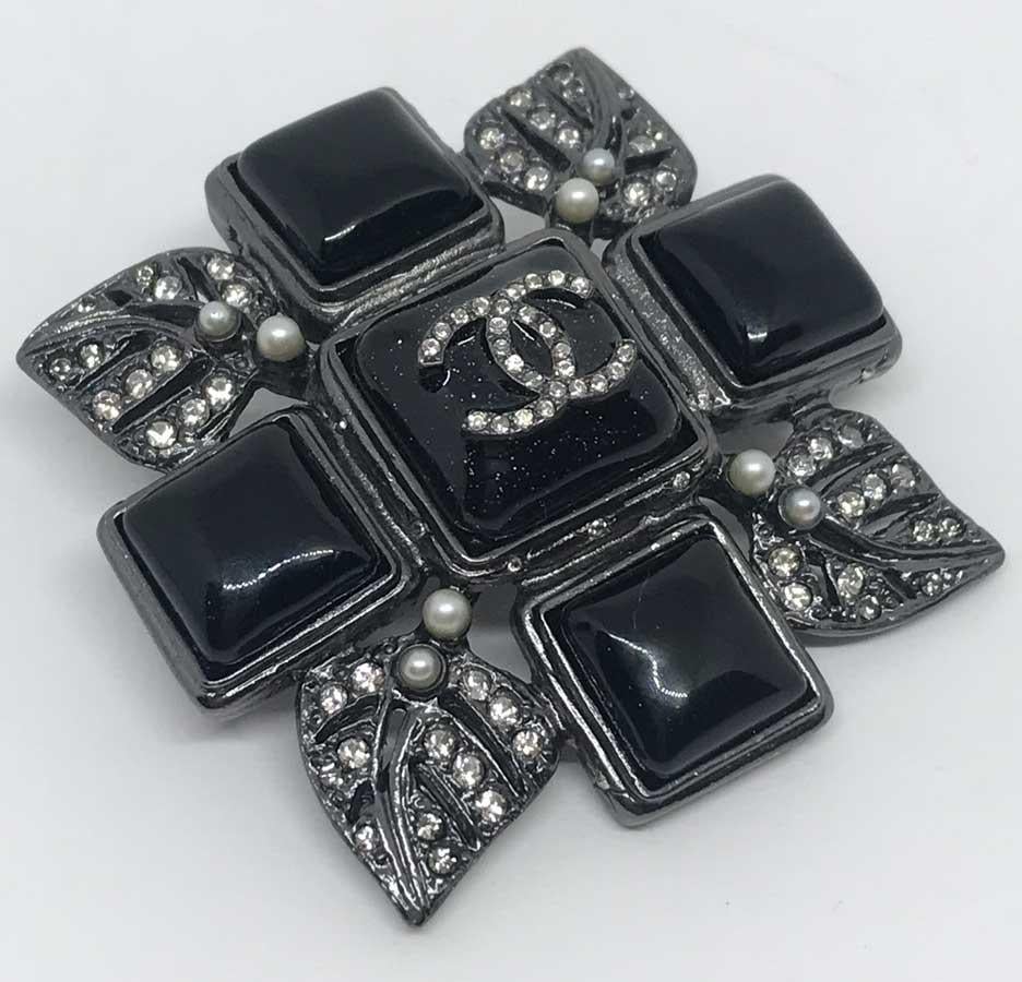 CHANEL Resin And Rhinestone Cross Brooch In Excellent Condition In Paris, FR
