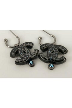 Orecchini Chanel in resina e placcati in argento