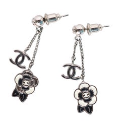 Orecchini a buco con fiore in resina Chanel