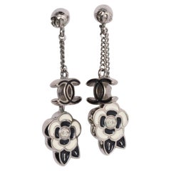 Orecchini a buco con fiore in resina Chanel