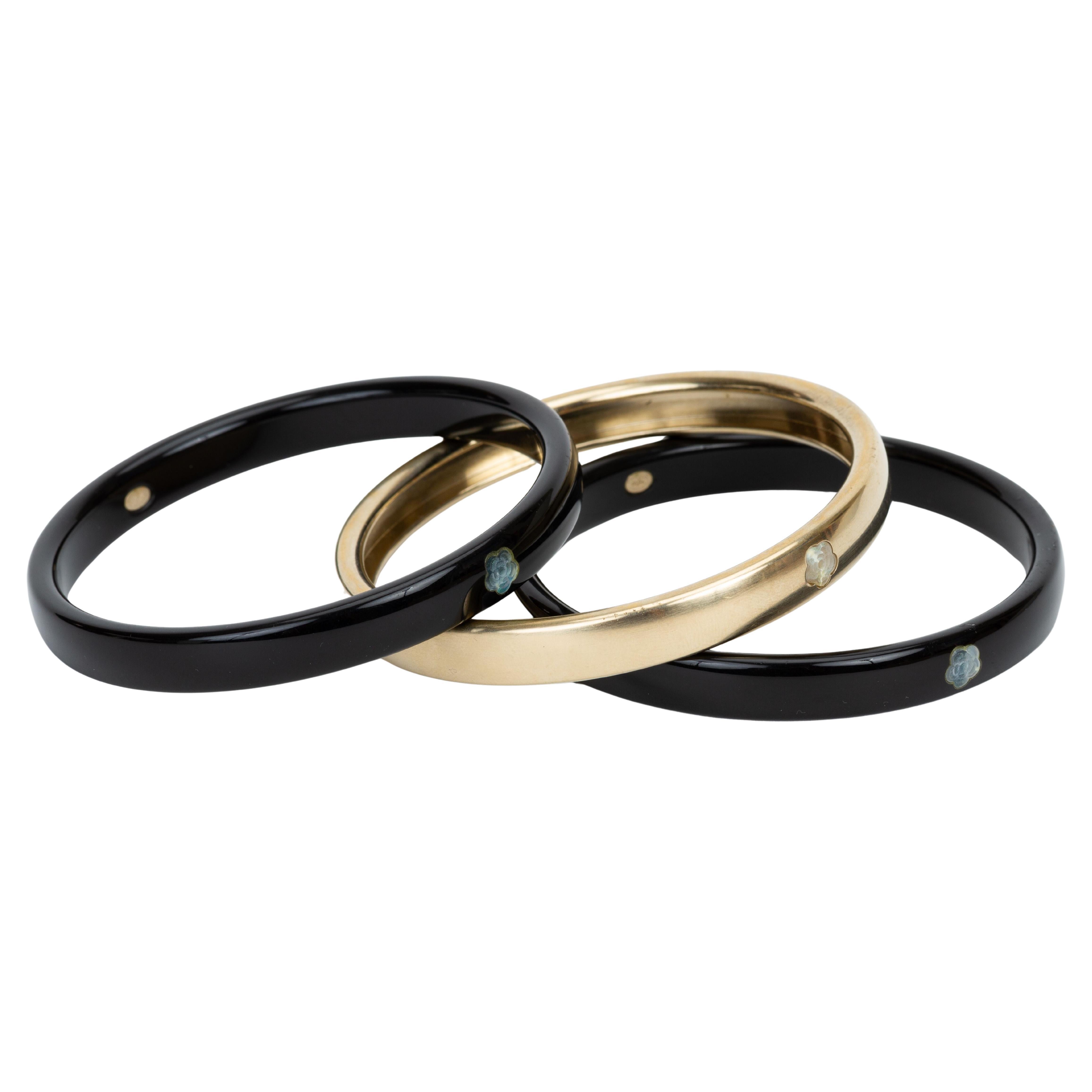 Chanel Harz Mutter der Perle Armreifen Set im Angebot