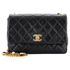 Chanel - Sac à rabat avec chaîne en résine et perles - Cuir d'agneau matelassé - taille moyenne