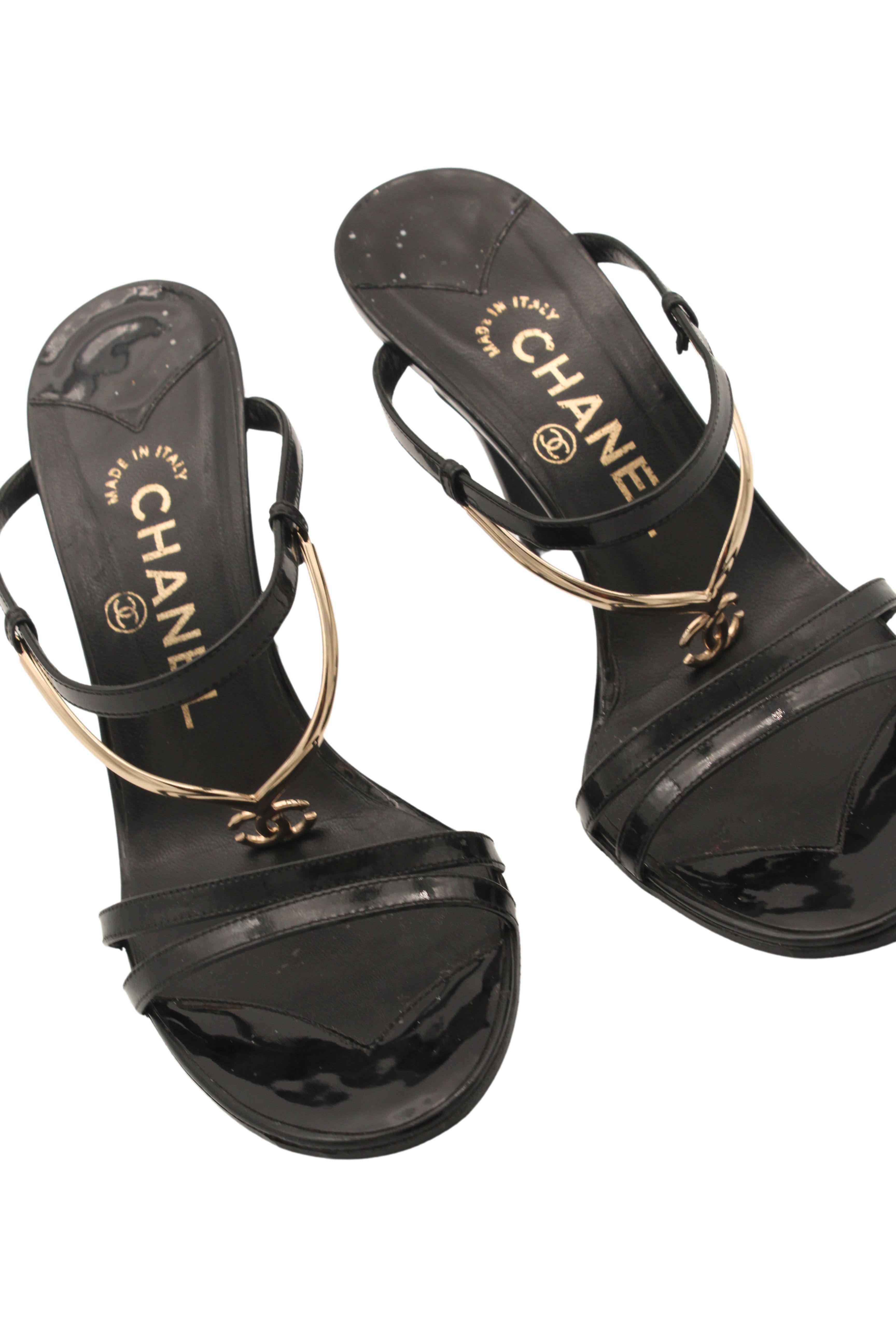 Noir Chanel Resort 2008 - Talons à breloques en cuir verni avec logo CC en vente