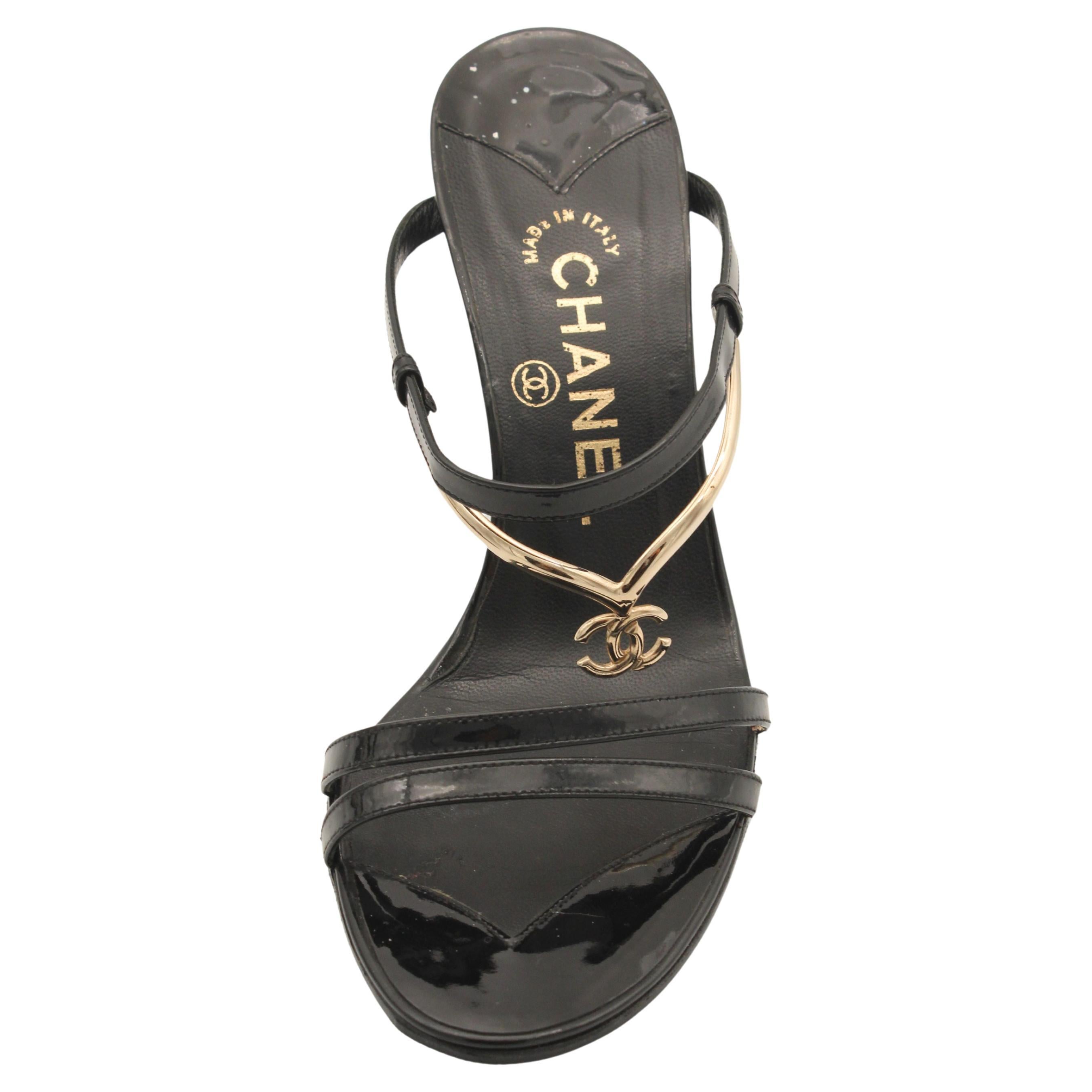 Chanel Resort 2008 - Talons à breloques en cuir verni avec logo CC Bon état - En vente à BELLEVUE HILL, NSW