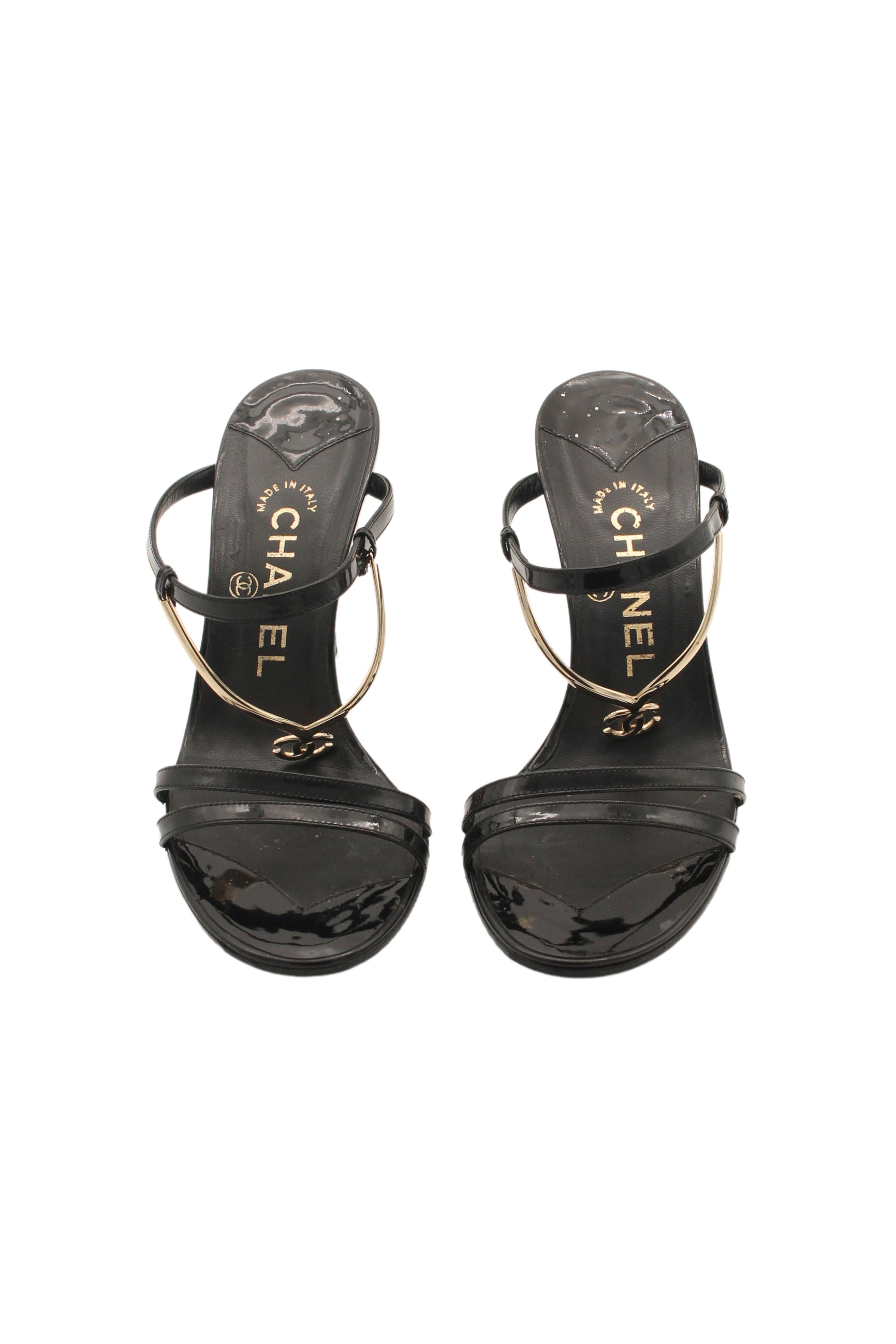 Chanel Resort 2008 - Talons à breloques en cuir verni avec logo CC Unisexe en vente