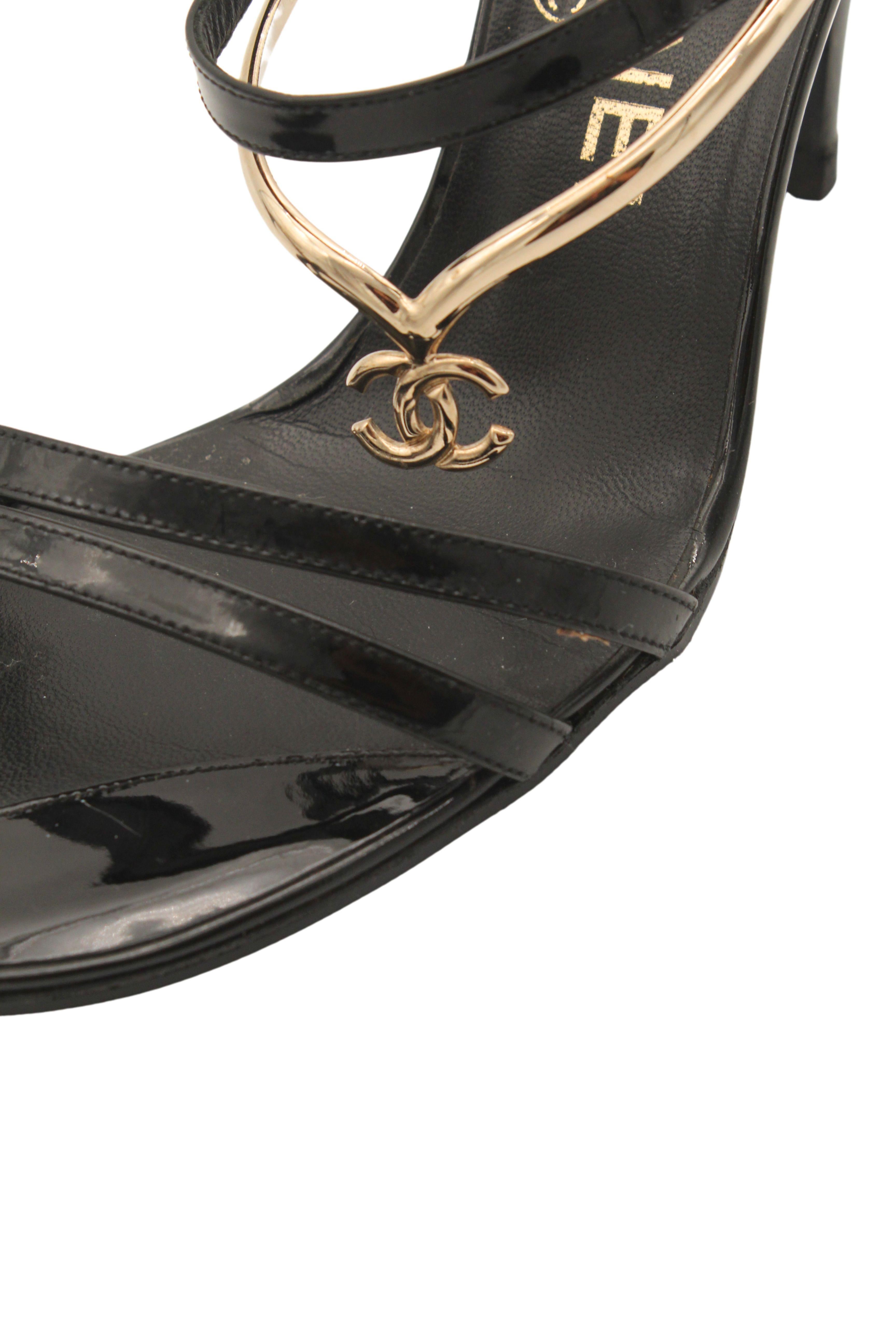 Chanel Resort 2008 - Talons à breloques en cuir verni avec logo CC en vente 1